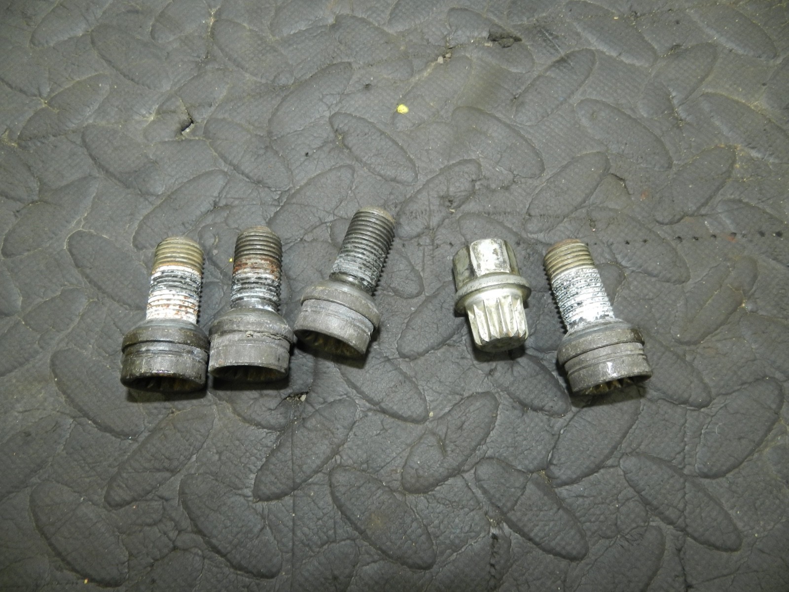 179. 2006 VOLKSWAGEN TOURAN. LOCKING WHEEL NUTS AND KEY - Image 2