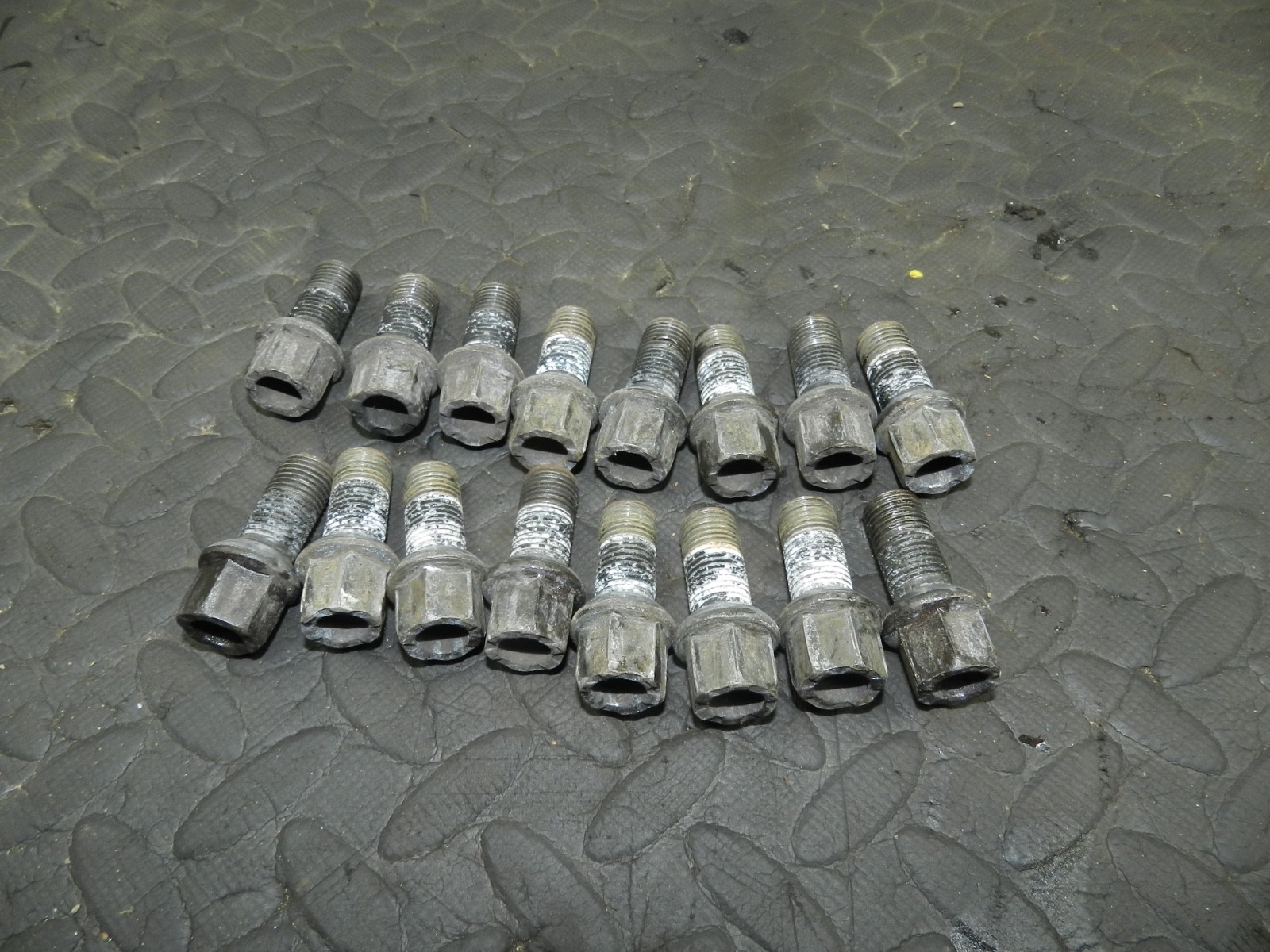 179. 2006 VOLKSWAGEN TOURAN. 16x WHEEL NUTS