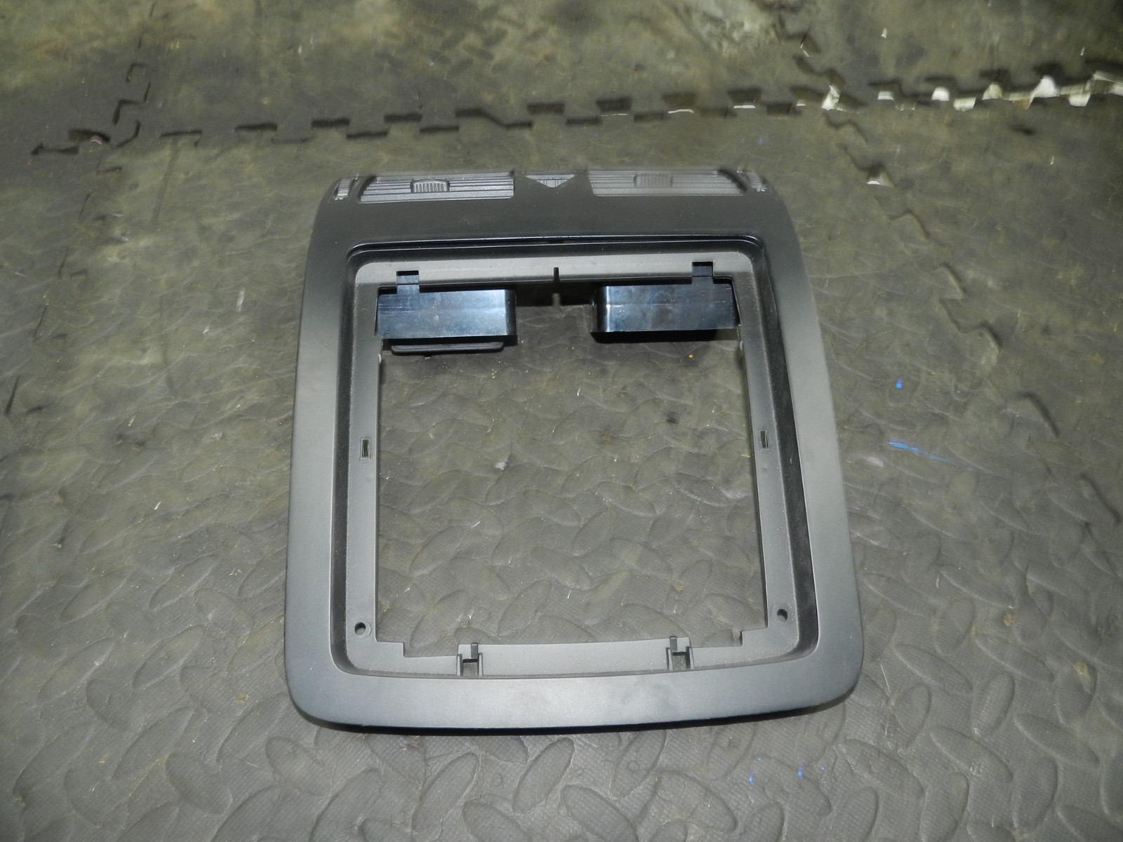 179. 2006 VOLKSWAGEN TOURAN. CENTRE CONSOLE AIR BLOWER VENTS TRIM - Image 4
