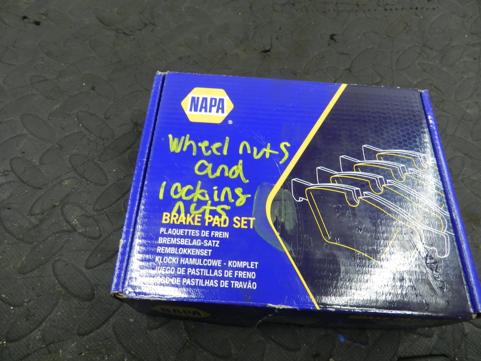 179. 2006 VOLKSWAGEN TOURAN. 16x WHEEL NUTS - Image 3