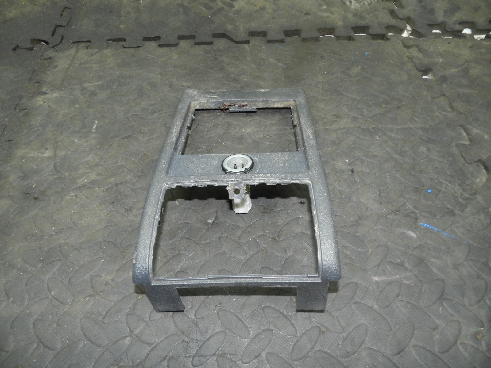 179. 2006 VOLKSWAGEN TOURAN. REAR CENTRE CONSOLE TRIM 12V SOCKET