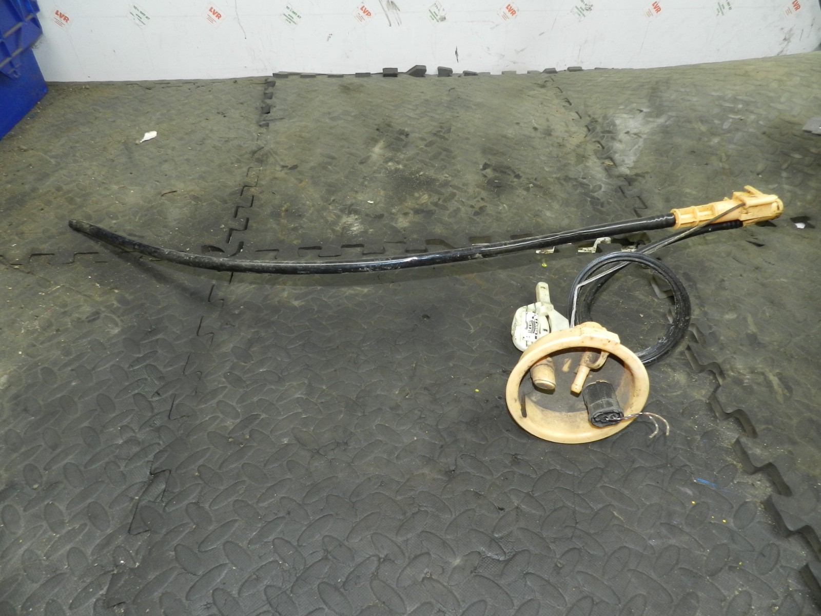 179. 2006 VOLKSWAGEN TOURAN. FUEL PUMP SENDER UNIT - Image 2