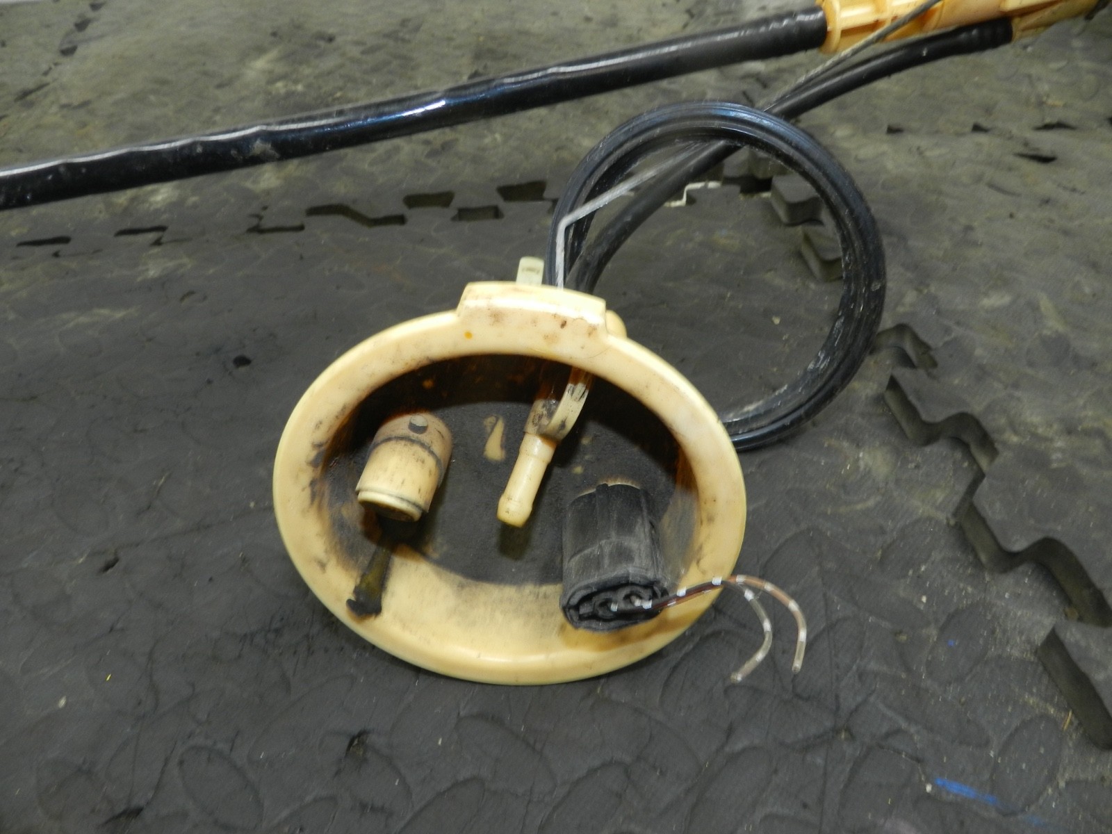 179. 2006 VOLKSWAGEN TOURAN. FUEL PUMP SENDER UNIT - Image 3