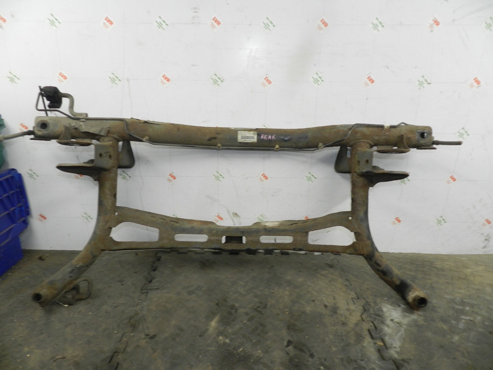 179. 2006 VOLKSWAGEN TOURAN. REAR SUB FRAME