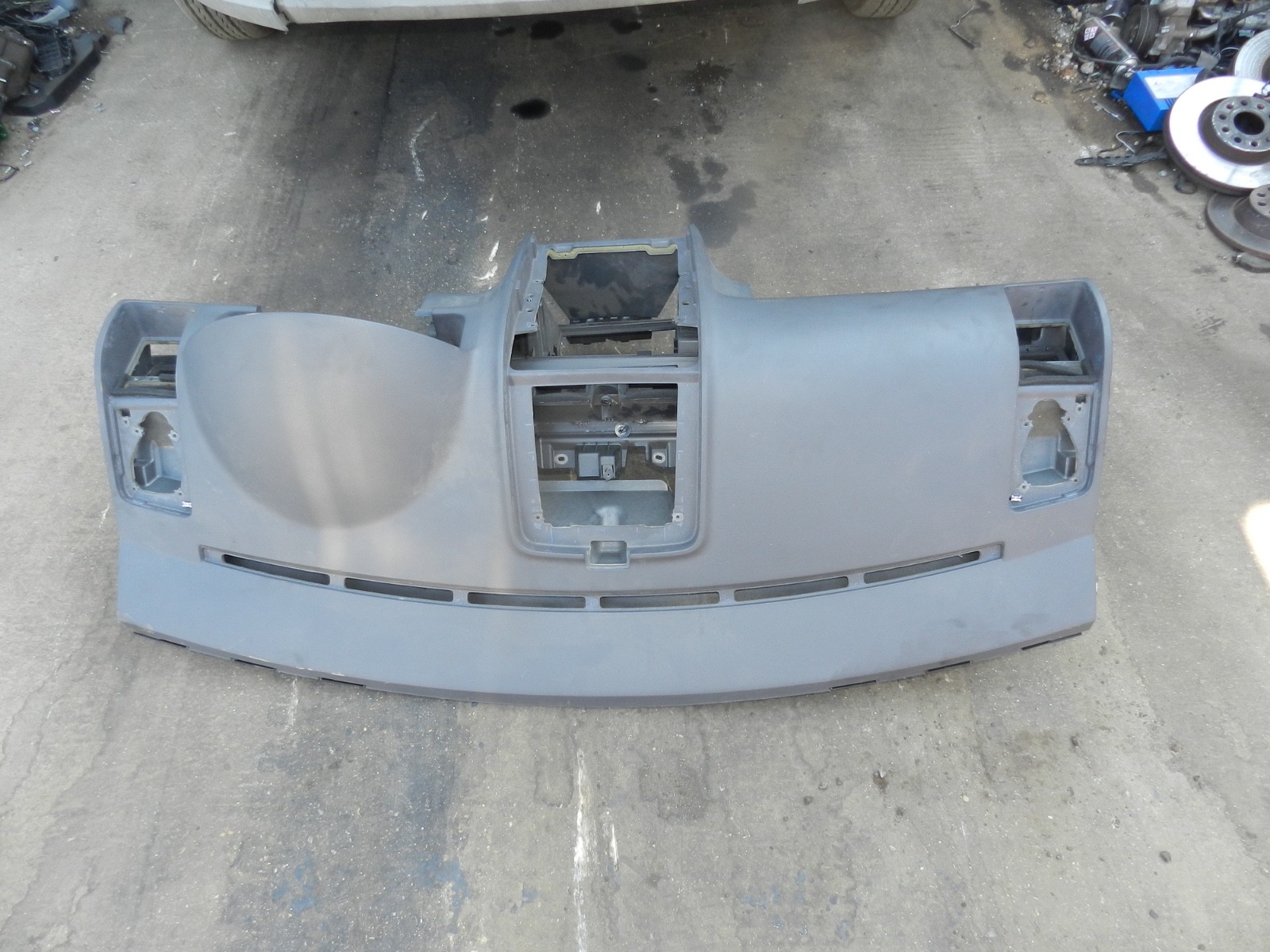179. 2006 VOLKSWAGEN TOURAN. DASH BOARD FRAME