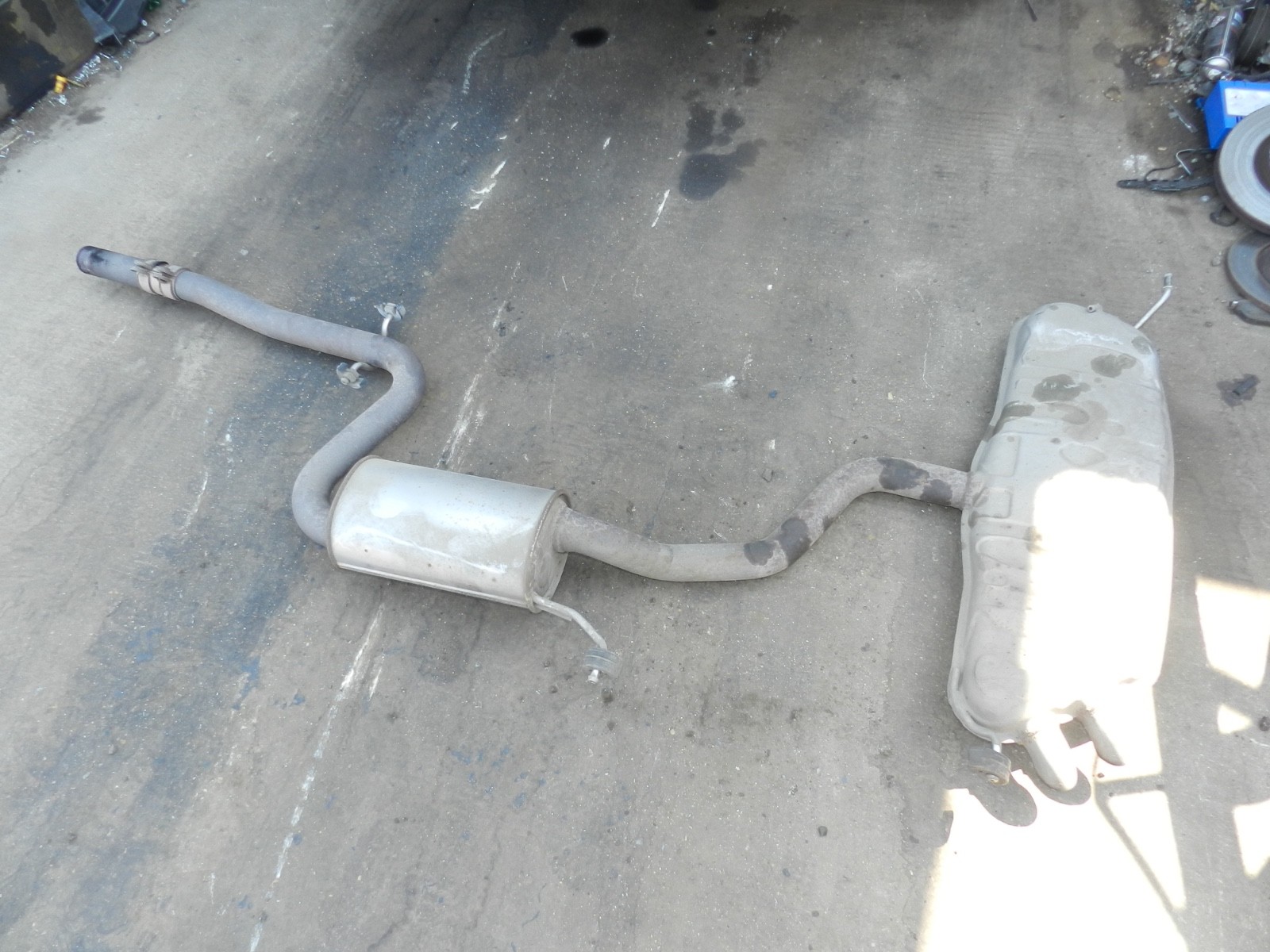179. 2006 VOLKSWAGEN TOURAN. EXHAUST MIDDLE AND REAR BOXES