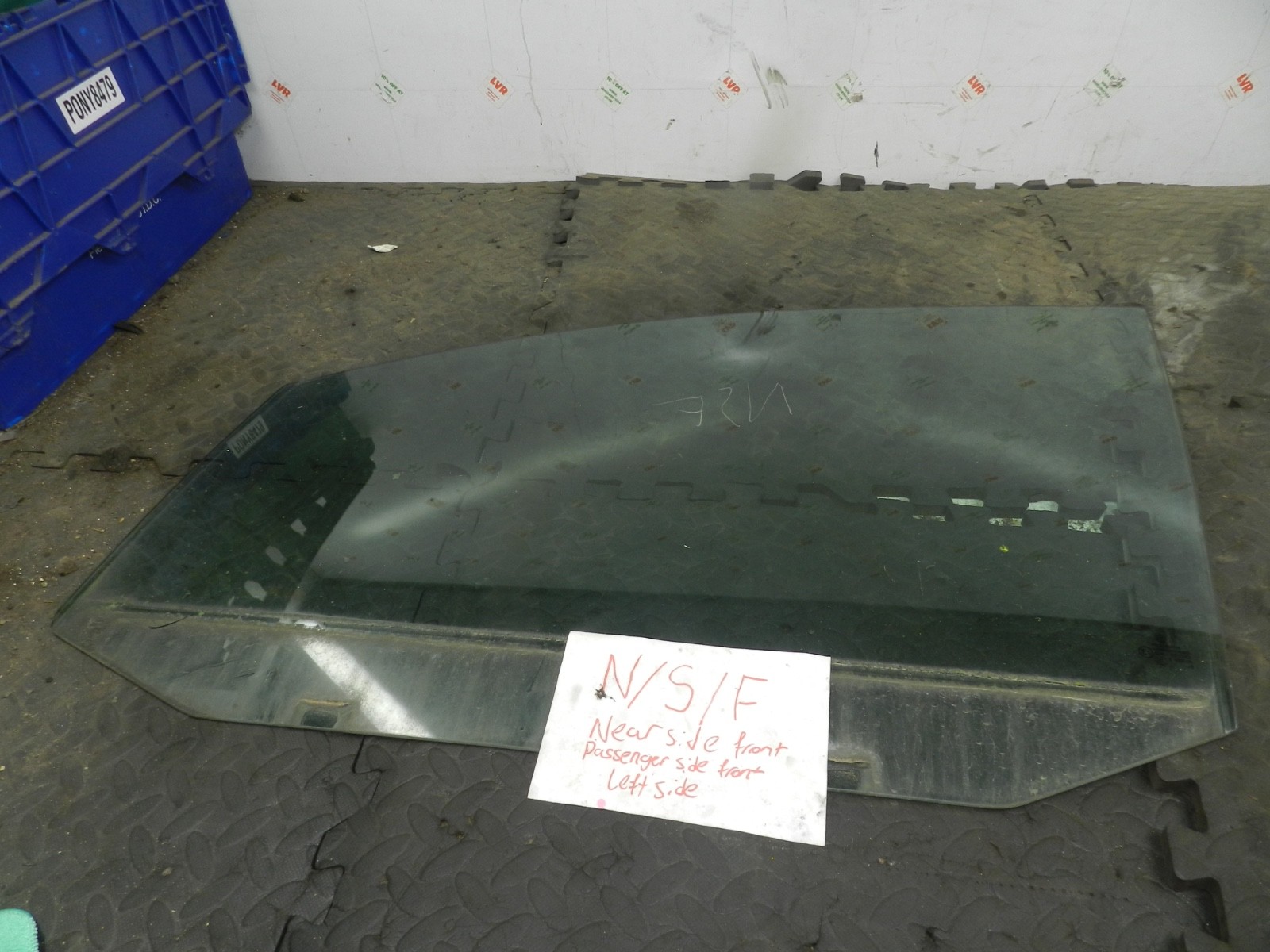 179. 2006 VOLKSWAGEN TOURAN. PASSENGER SIDE FRONT DOOR WINDOW GLASS