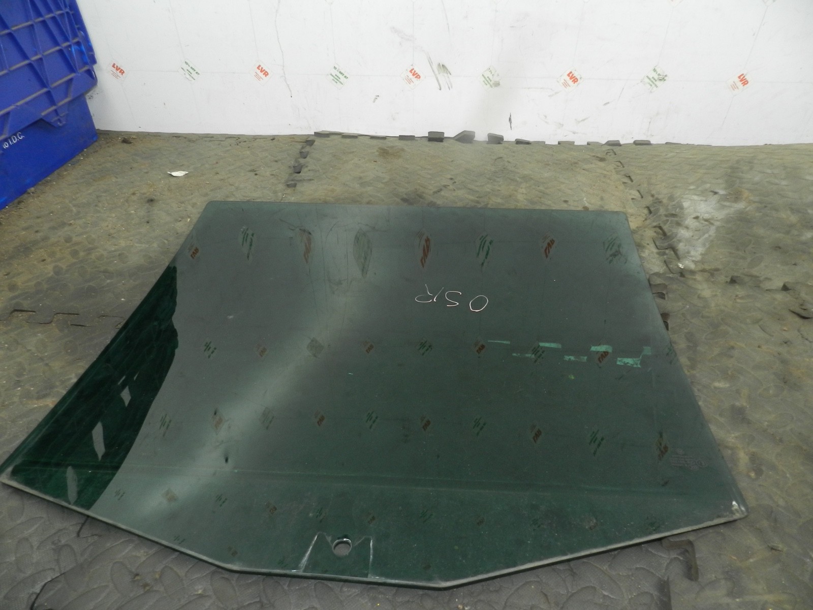 179. 2006 VOLKSWAGEN TOURAN. DRIVER SIDE REAR DOOR WINDOW GLASS - Image 2