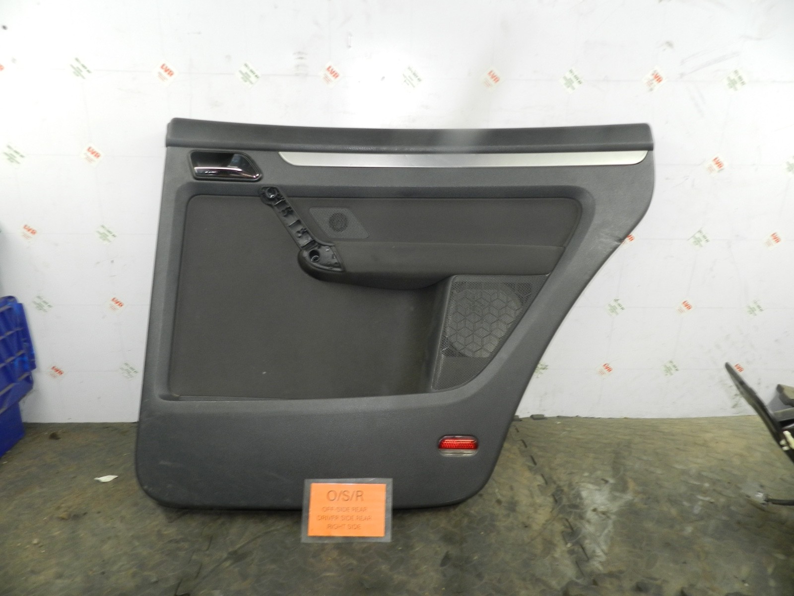 179. 2006 VOLKSWAGEN TOURAN. DRIVER SIDE REAR DOOR CARD PANEL