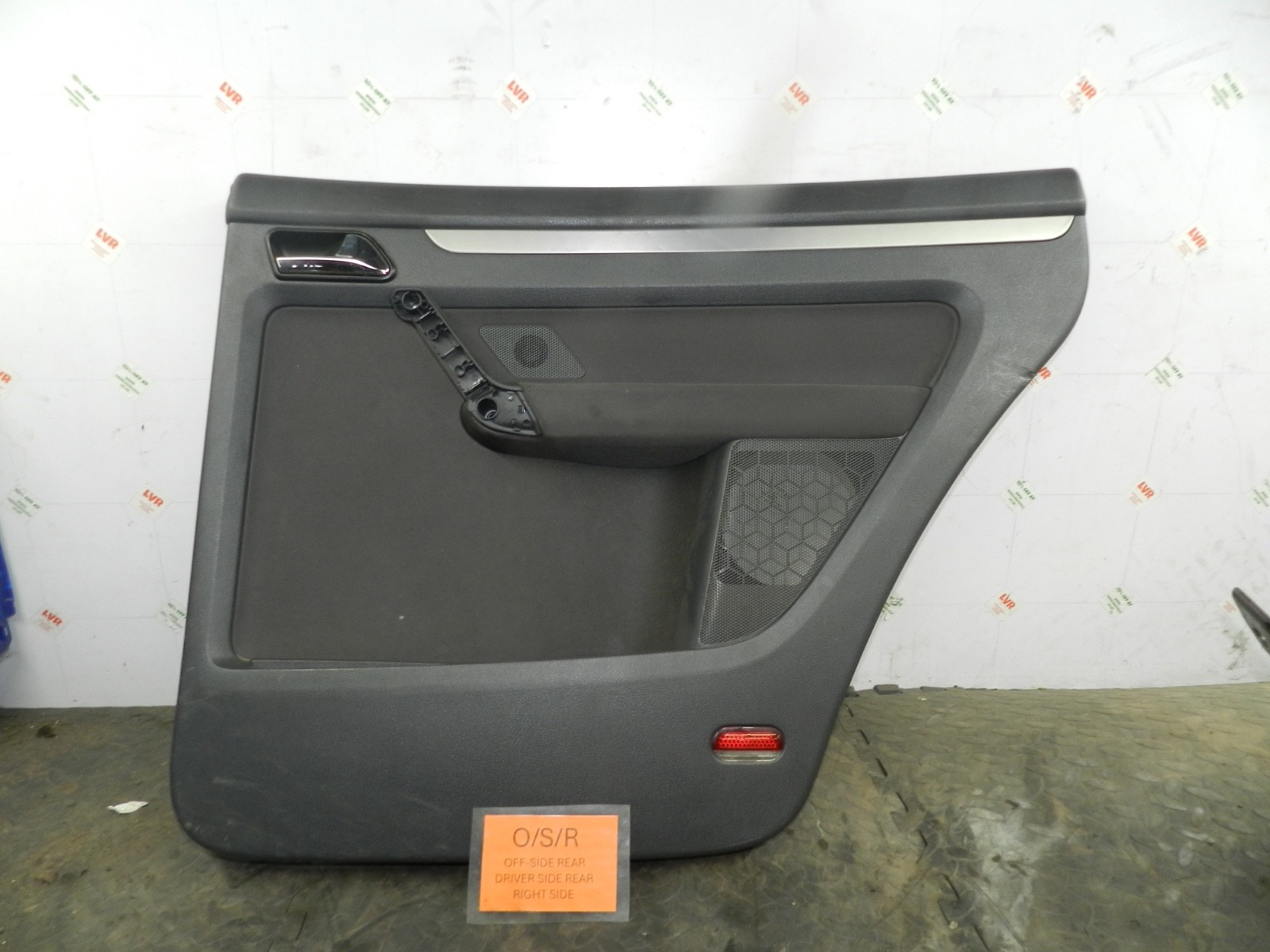179. 2006 VOLKSWAGEN TOURAN. DRIVER SIDE REAR DOOR CARD PANEL - Image 2