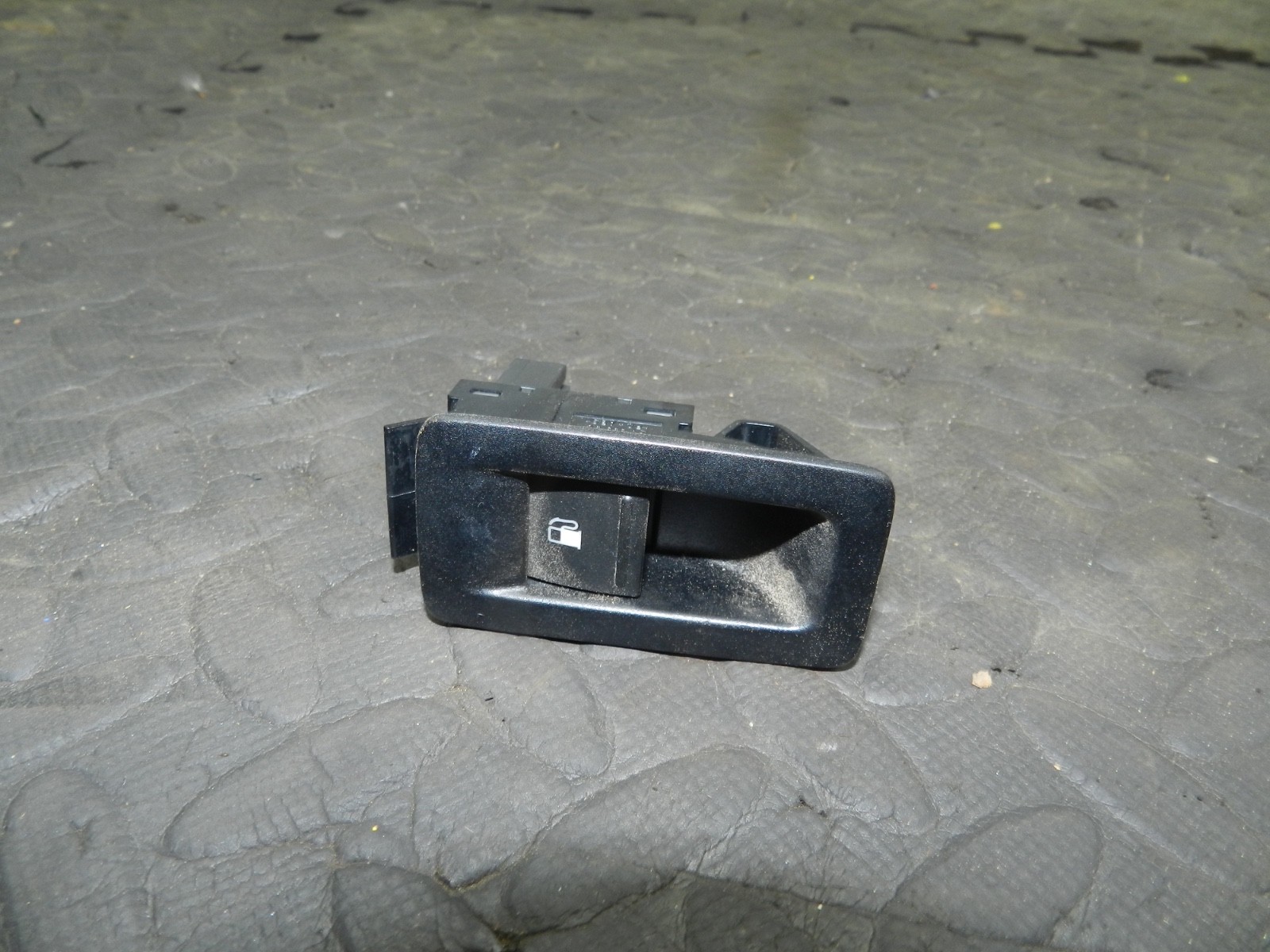 179. 2006 VOLKSWAGEN TOURAN. FUEL FLAP SWITCH