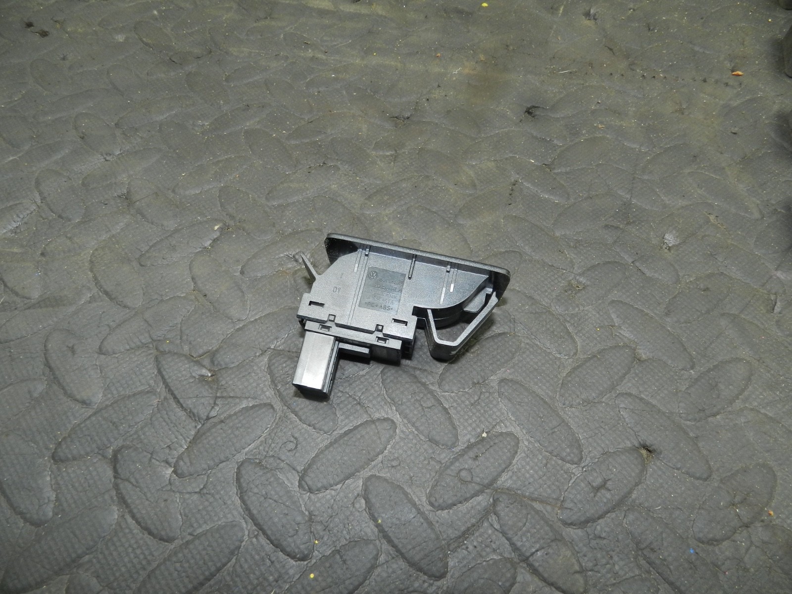 179. 2006 VOLKSWAGEN TOURAN. FUEL FLAP SWITCH - Image 2