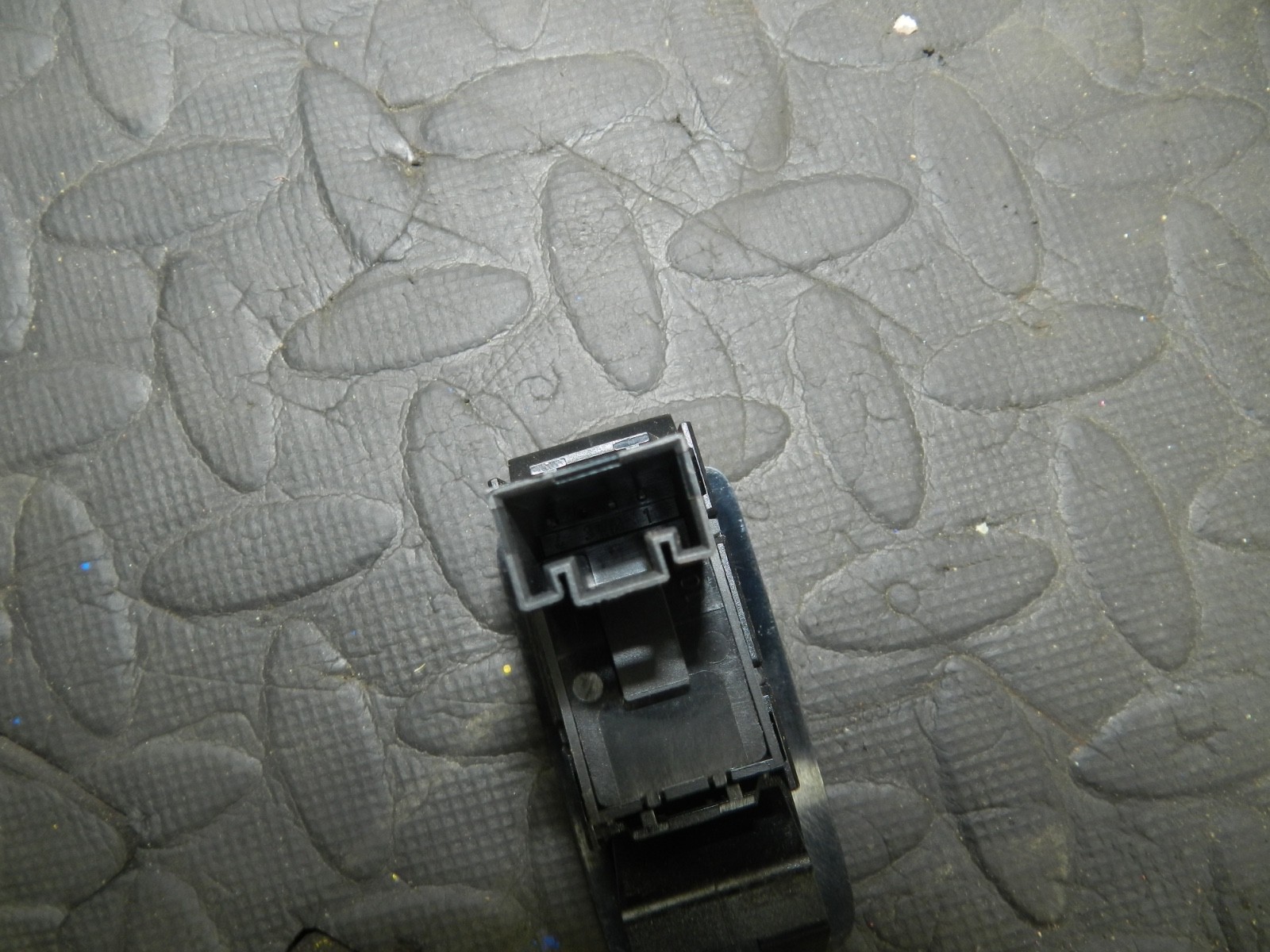 179. 2006 VOLKSWAGEN TOURAN. FUEL FLAP SWITCH - Image 3