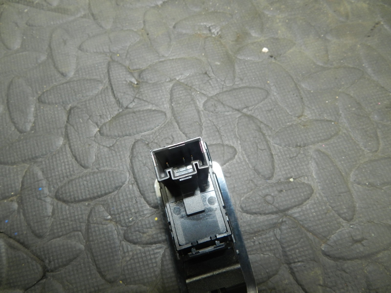 179. 2006 VOLKSWAGEN TOURAN. FUEL FLAP SWITCH - Image 4