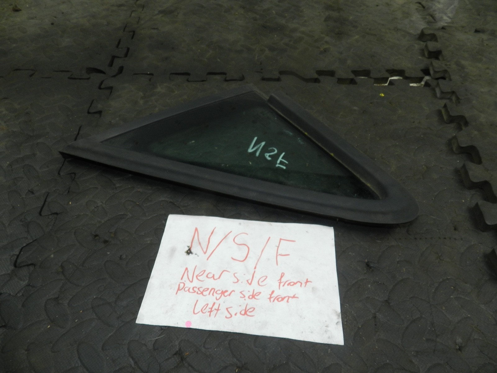 179. 2006 VOLKSWAGEN TOURAN. PASSENGER SIDE FRONT QUARTER GLASS