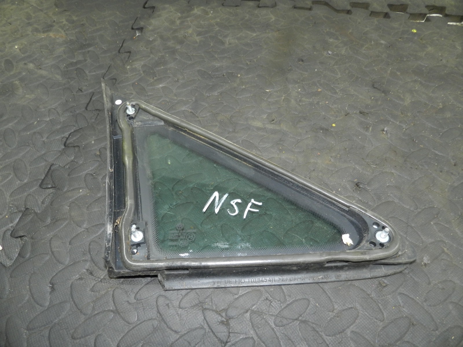 179. 2006 VOLKSWAGEN TOURAN. PASSENGER SIDE FRONT QUARTER GLASS - Image 2