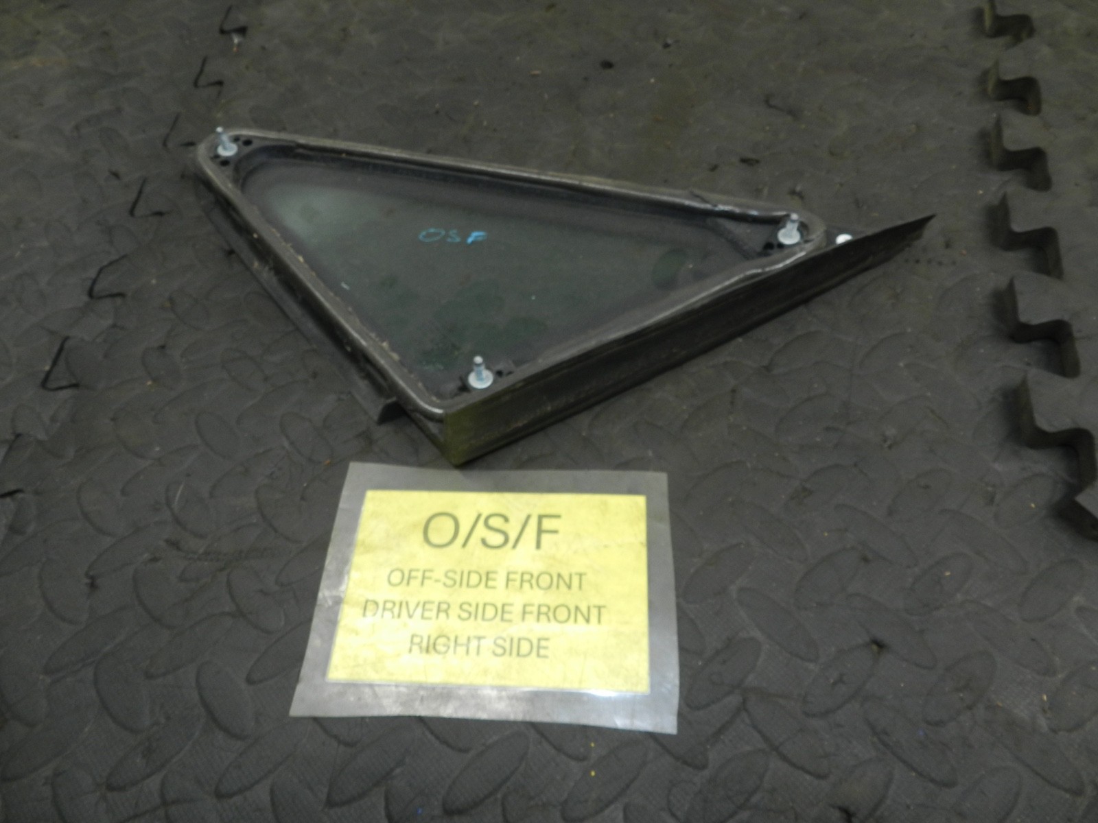 179. 2006 VOLKSWAGEN TOURAN. DRIVERR SIDE FRONT QUARTER GLASS