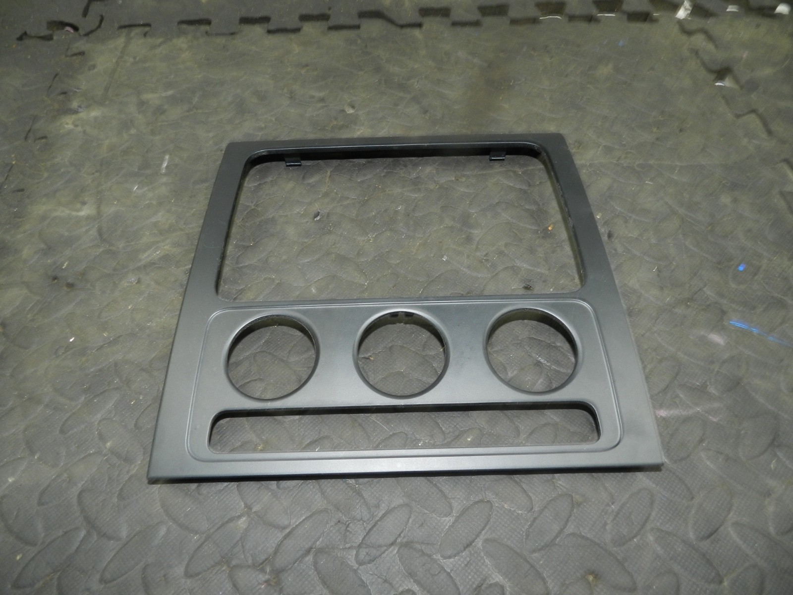 179. 2006 VOLKSWAGEN TOURAN. CENTRE CONSOLE FRAME COVER TRIM