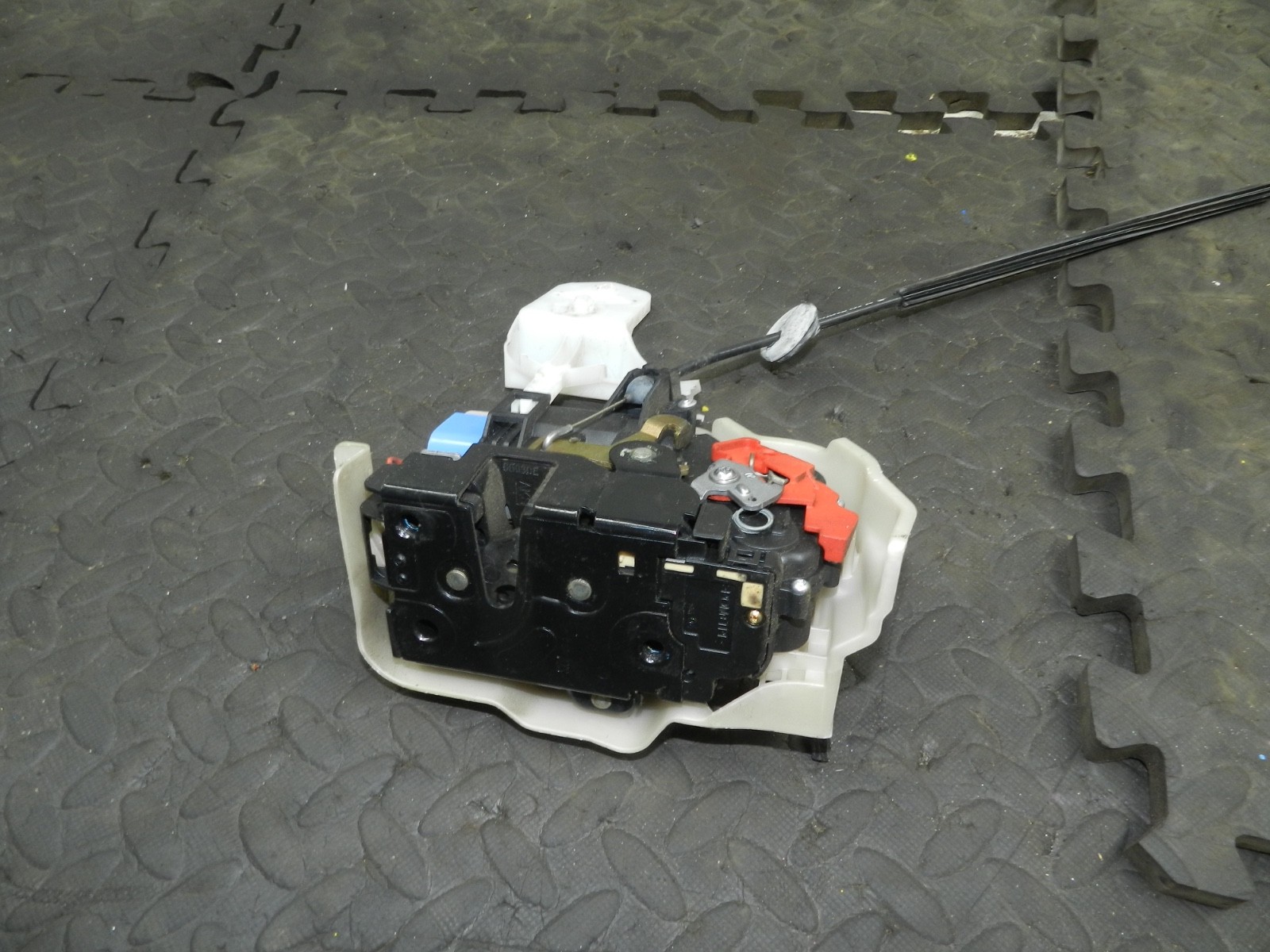 179. 2006 VOLKSWAGEN TOURAN. DRIVER SIDE FRONT DOOR LOCK MOTOR - Image 2