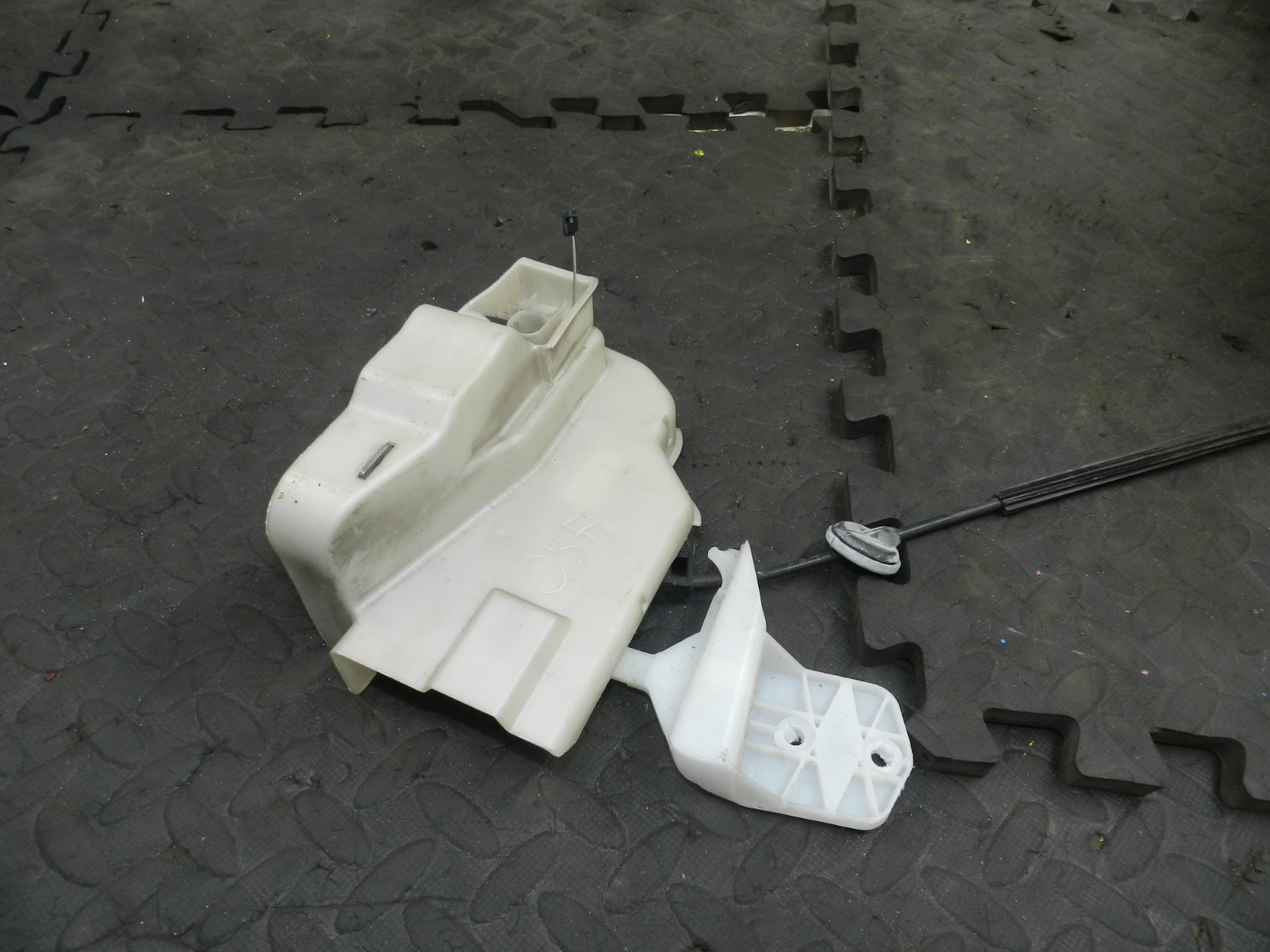 179. 2006 VOLKSWAGEN TOURAN. DRIVER SIDE FRONT DOOR LOCK MOTOR - Image 3