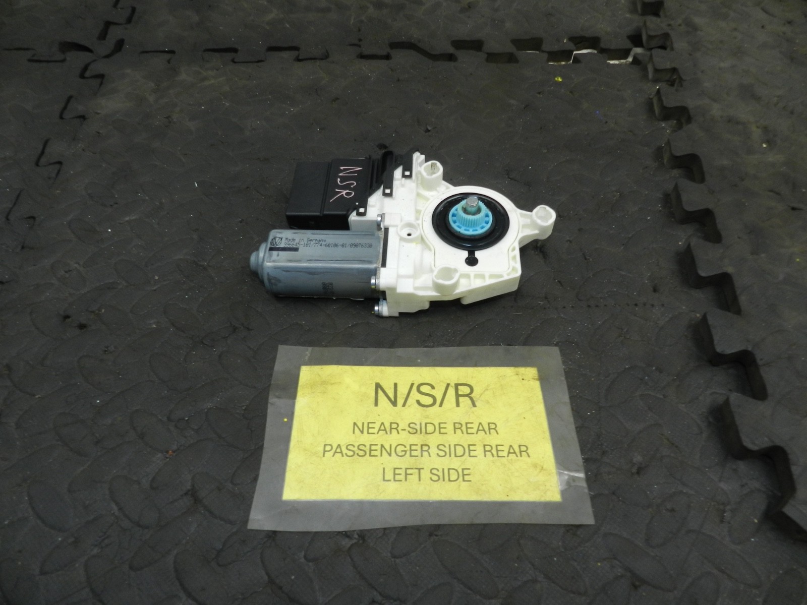 179. 2006 VOLKSWAGEN TOURAN. PASSENGER REAR DOOR WINDOW MOTOR