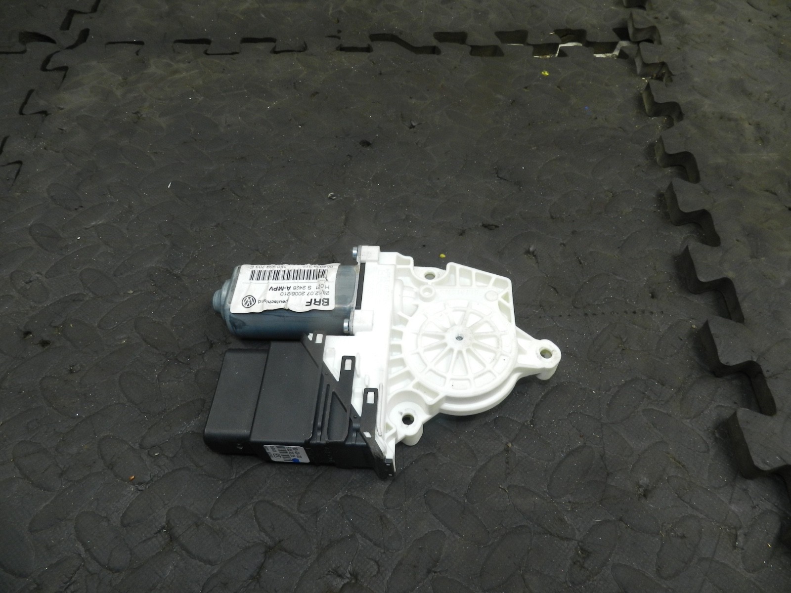 179. 2006 VOLKSWAGEN TOURAN. PASSENGER REAR DOOR WINDOW MOTOR - Image 2