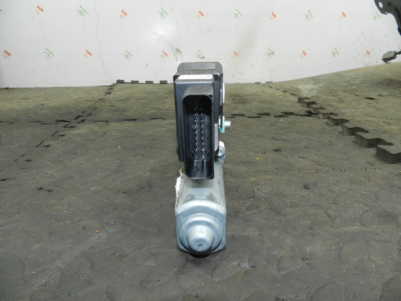 179. 2006 VOLKSWAGEN TOURAN. PASSENGER REAR DOOR WINDOW MOTOR - Image 3