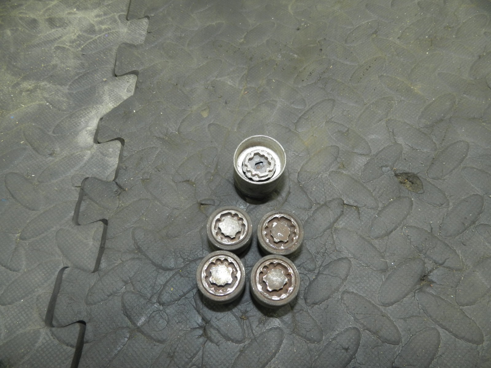 180. 2018 RENAULT KOLEOS MK2. LOCKING WHEEL NUTS WITH KEY