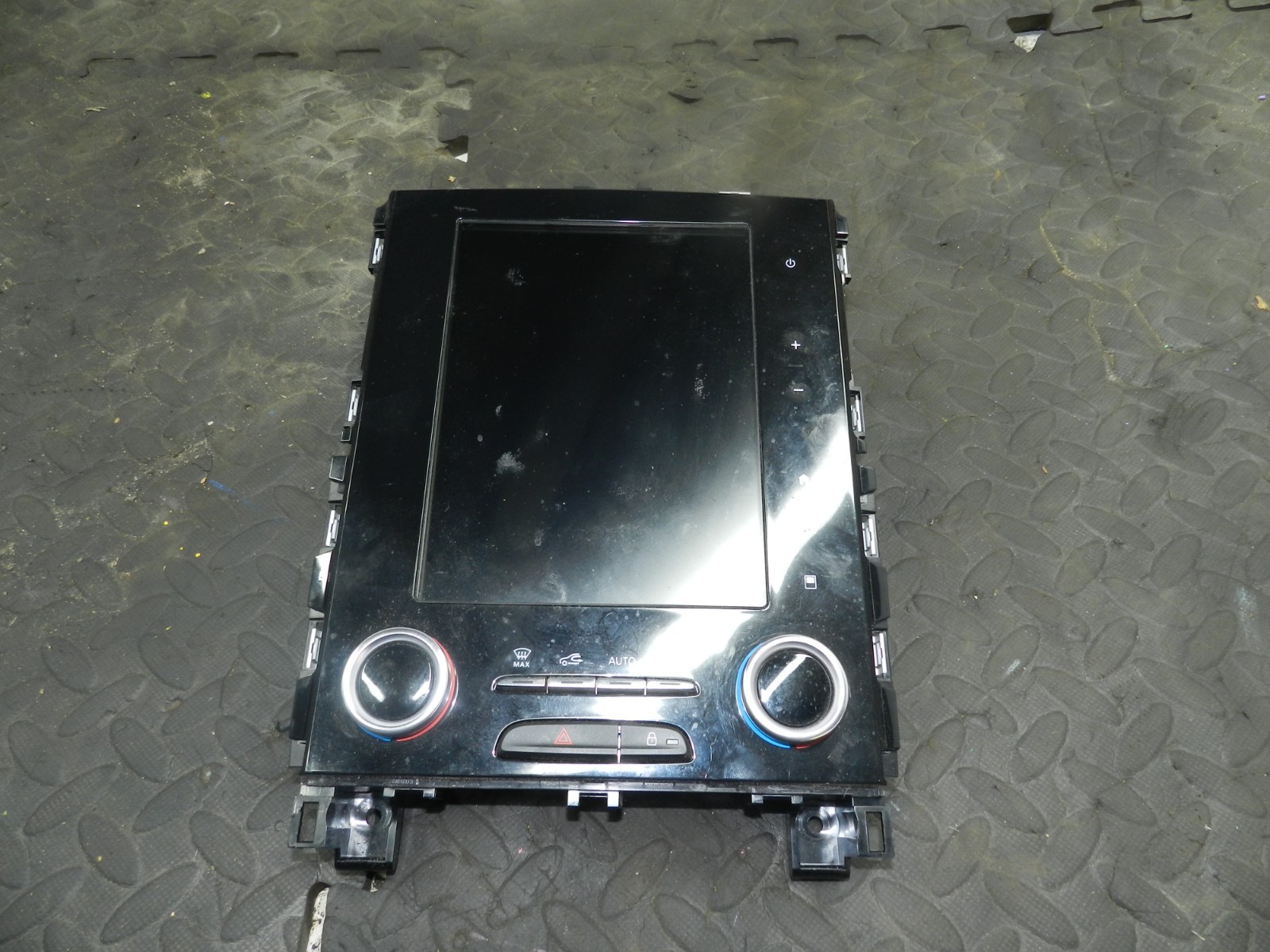 180. 2018 RENAULT KOLEOS MK2. 280909173R RADIO DISPLAY SCREEN + HEATER CONTROLS