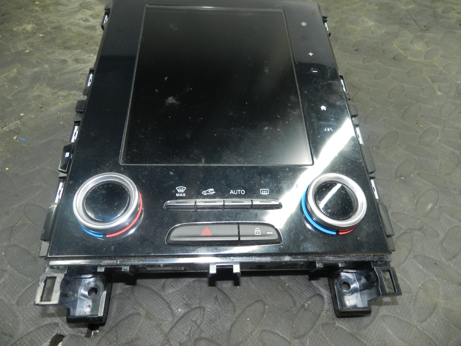 180. 2018 RENAULT KOLEOS MK2. 280909173R RADIO DISPLAY SCREEN + HEATER CONTROLS - Image 2