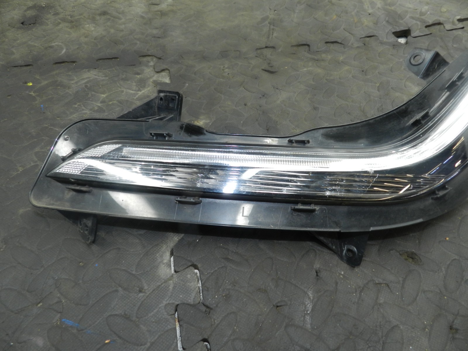 180. 2018 RENAULT KOLEOS MK2. PASSENGER SIDE FRONT DRL RUNNING LIGHT - Image 2