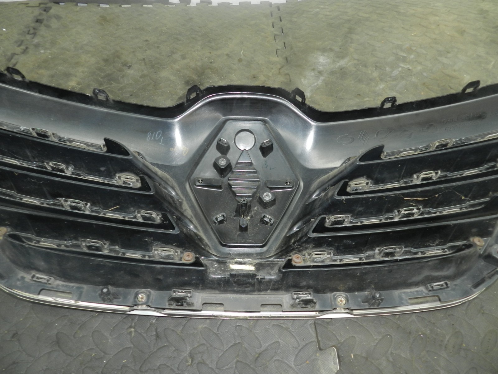 180. 2018 RENAULT KOLEOS MK2. FRONT GRILLE GRILL 623108912R - Image 7