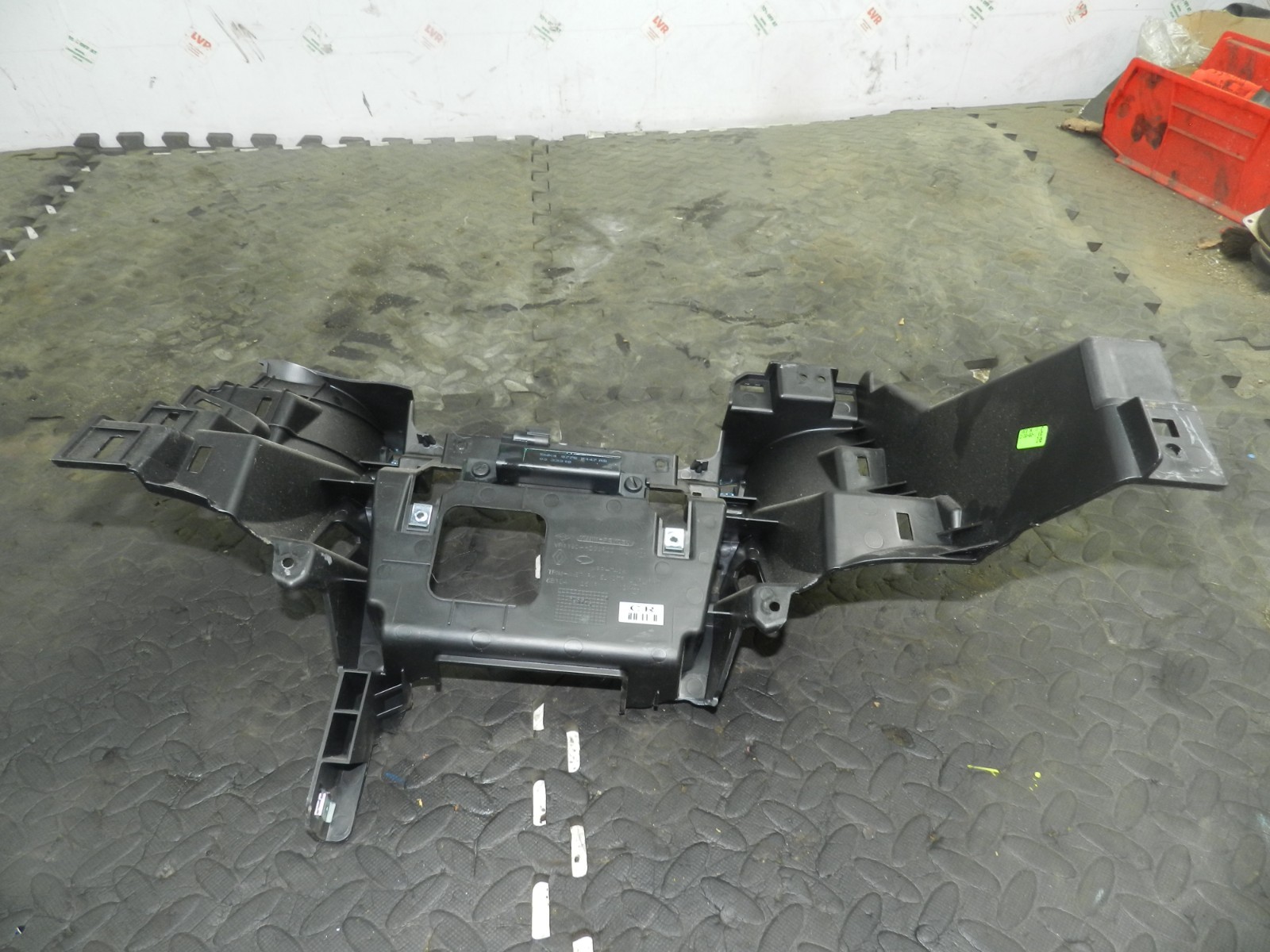 180. 2018 RENAULT KOLEOS MK2. DASH BOARD TRIM MOUNT FRAME 681041125R - Image 6