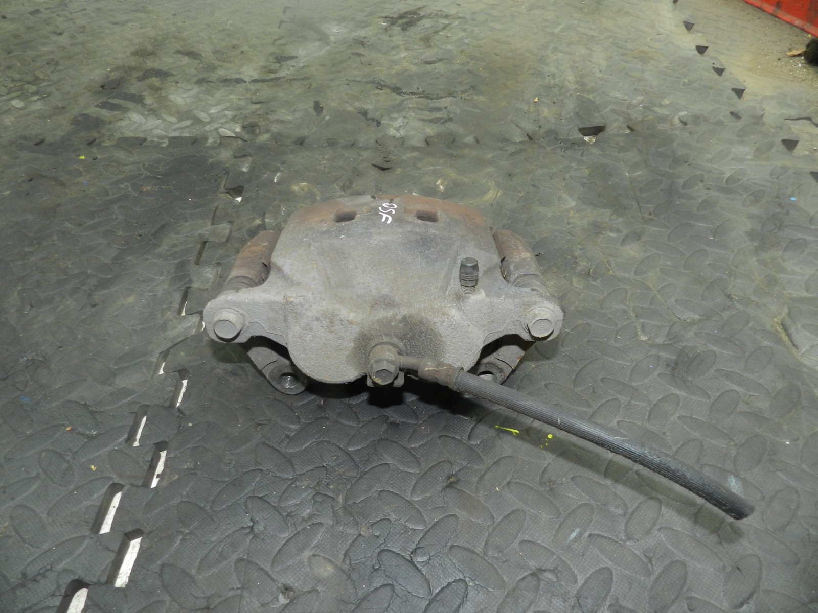 180. 2018 RENAULT KOLEOS MK2. DRIVER SIDE FRONT BRAKE CALIPER + CARRIER - Image 2