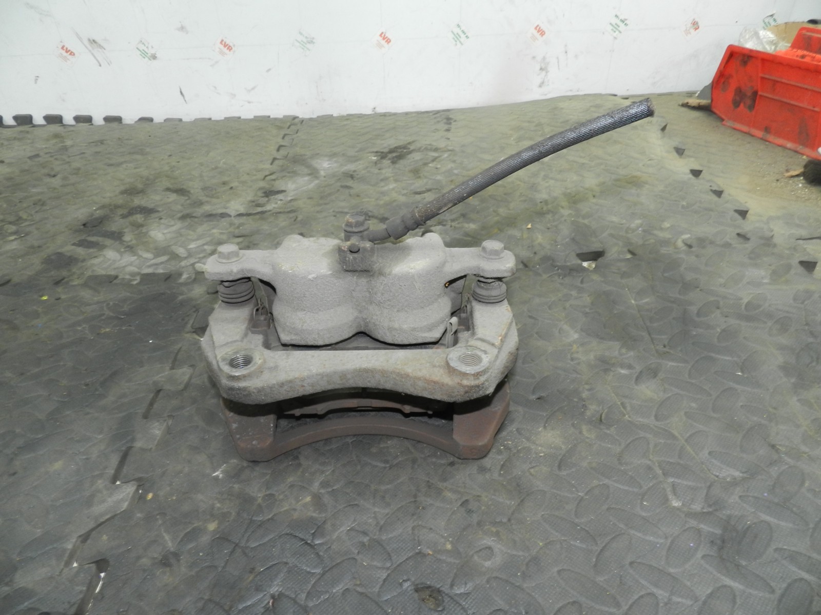 180. 2018 RENAULT KOLEOS MK2. DRIVER SIDE FRONT BRAKE CALIPER + CARRIER - Image 3