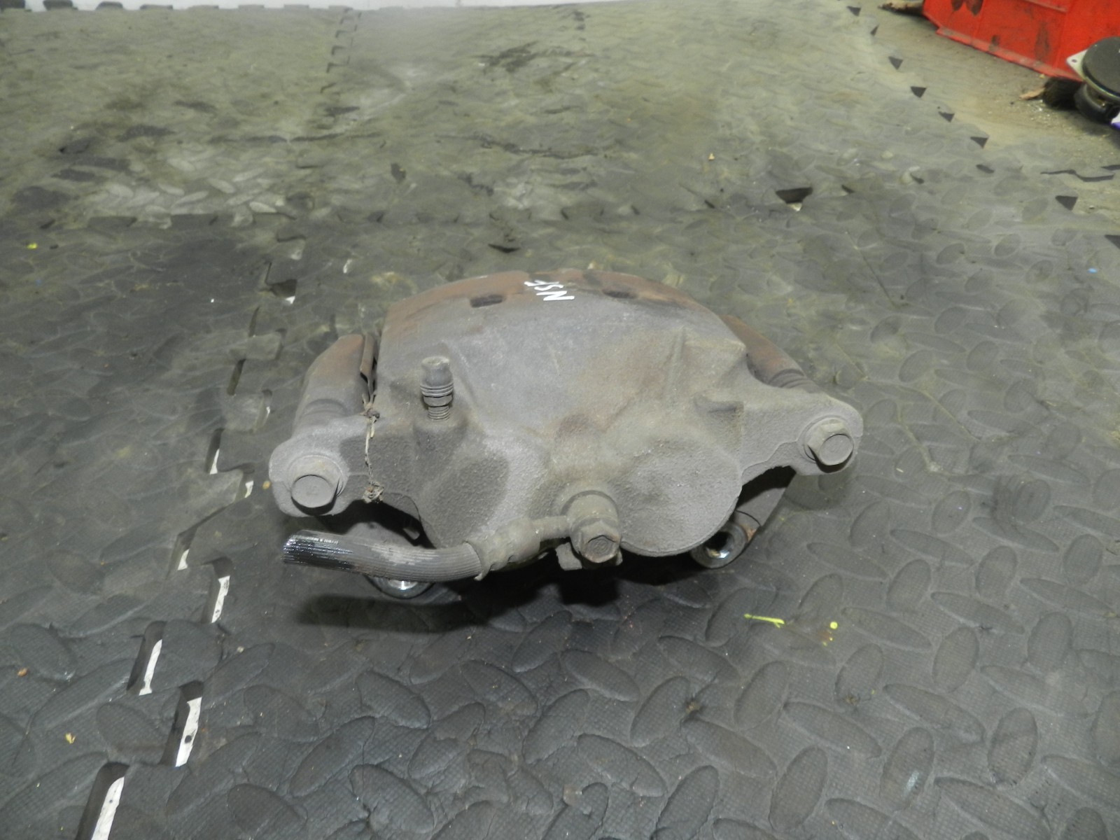 180. 2018 RENAULT KOLEOS MK2. PASSENGER SIDE FRONT BRAKE CALIPER + CARRIER - Image 2
