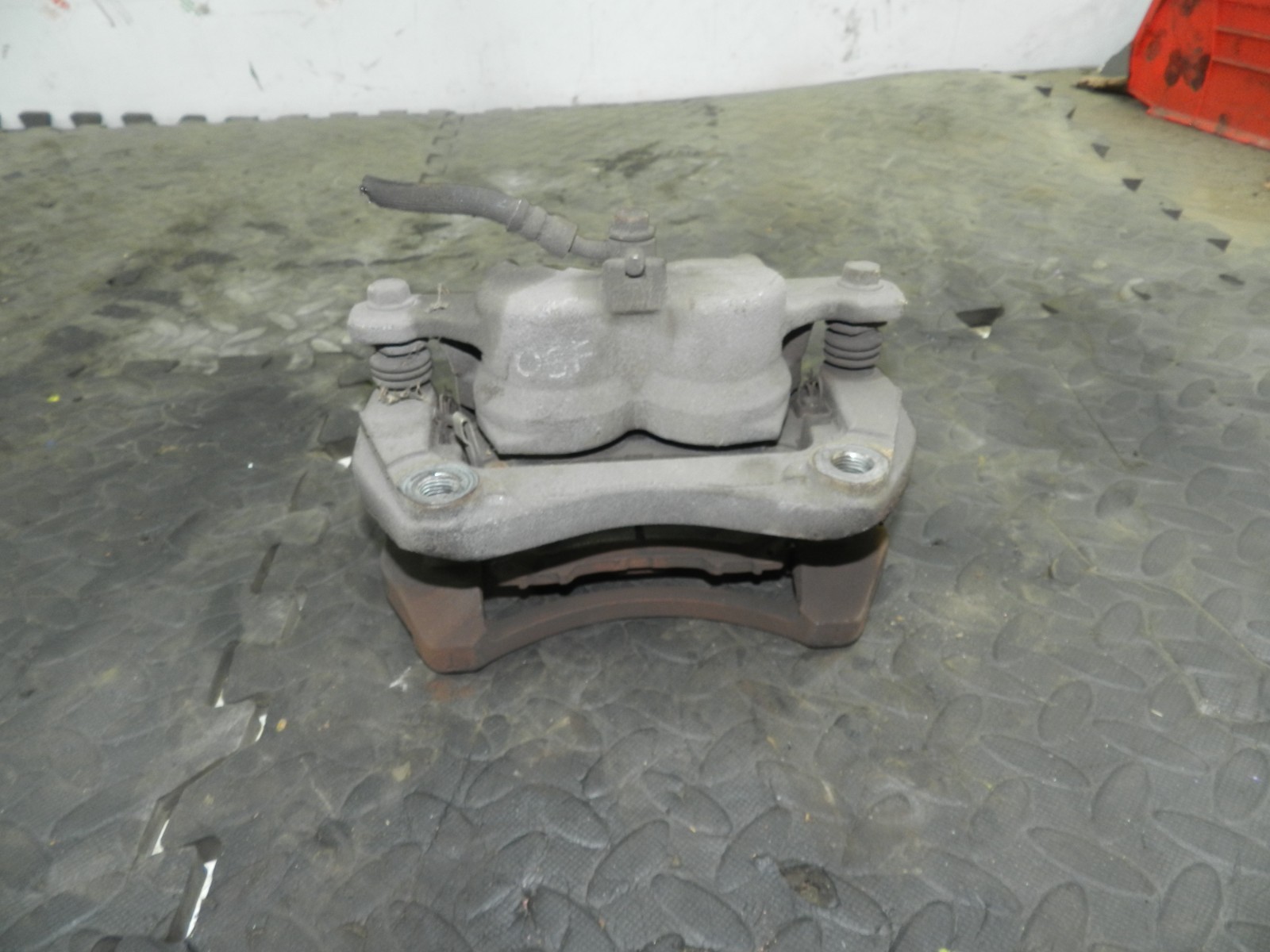 180. 2018 RENAULT KOLEOS MK2. PASSENGER SIDE FRONT BRAKE CALIPER + CARRIER - Image 3
