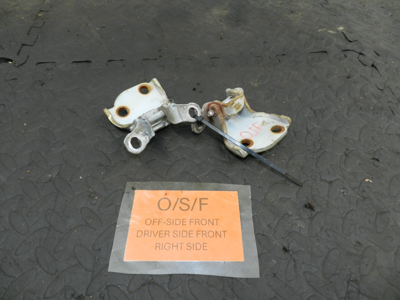 162. 1996 HONDA SMX. DRIVER SIDE FRONT DOOR HINGES