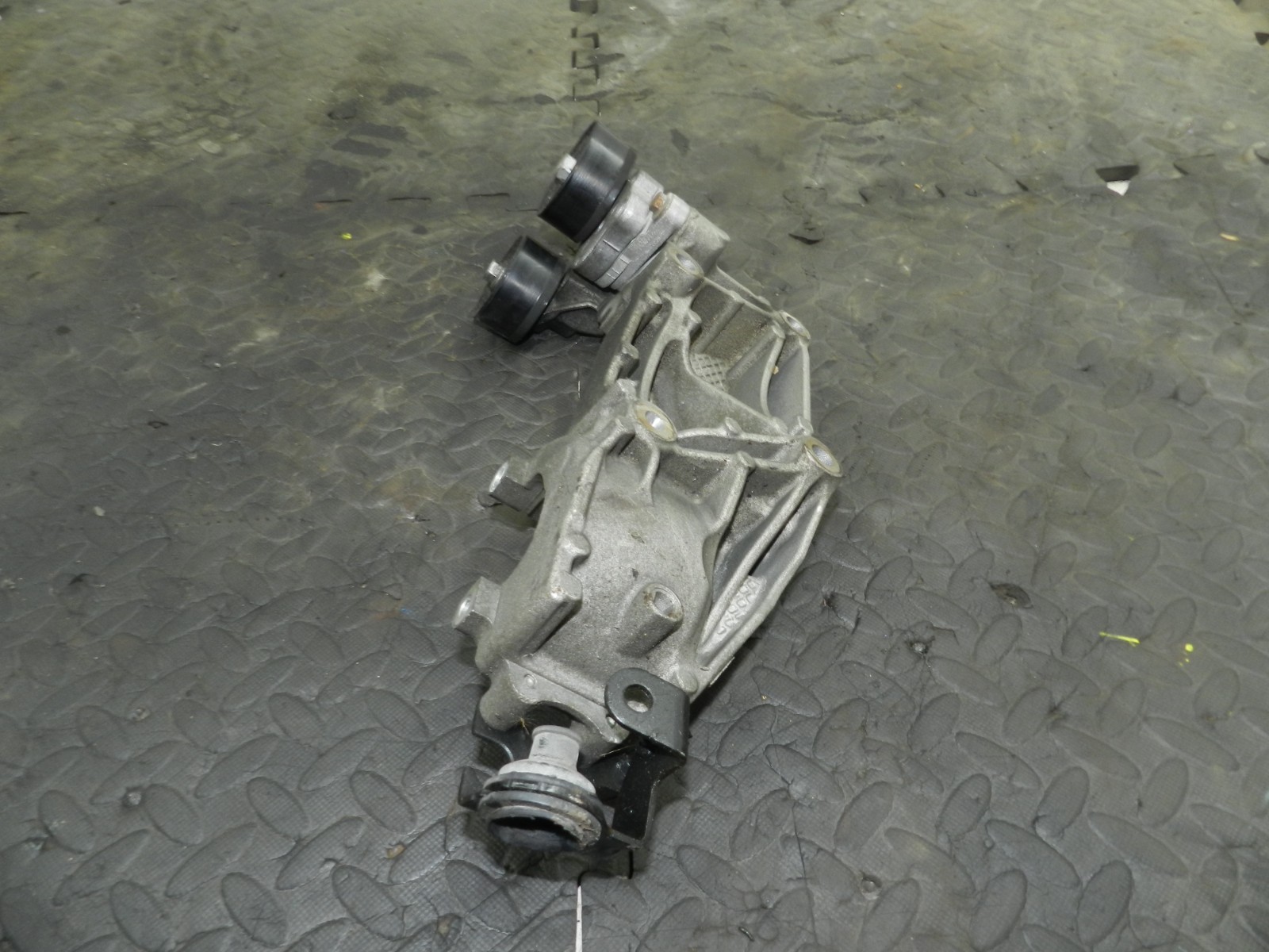 180. 2018 RENAULT KOLEOS MK2. ENGINE MOUNT FRAME PULLEYS