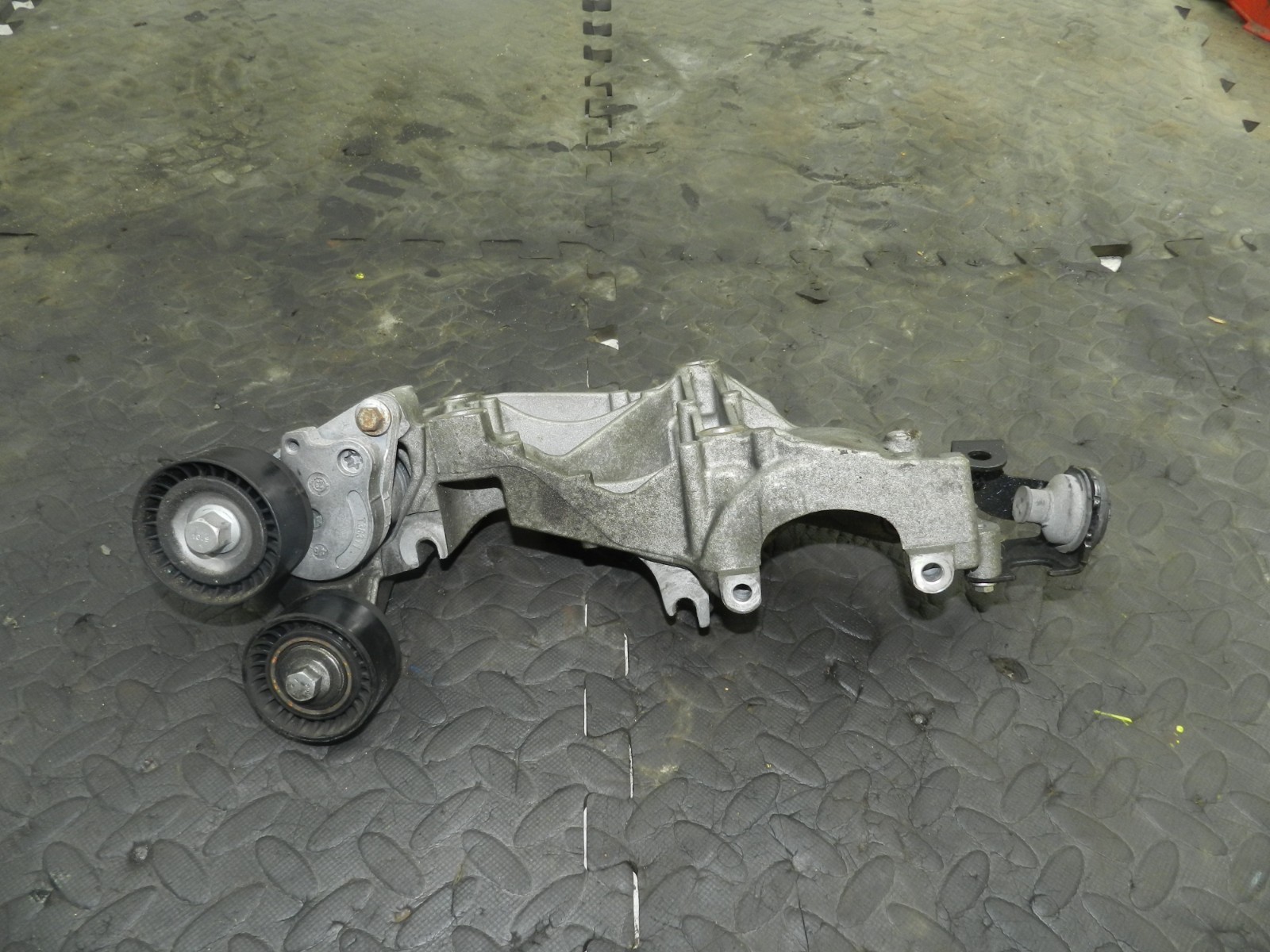 180. 2018 RENAULT KOLEOS MK2. ENGINE MOUNT FRAME PULLEYS - Image 2