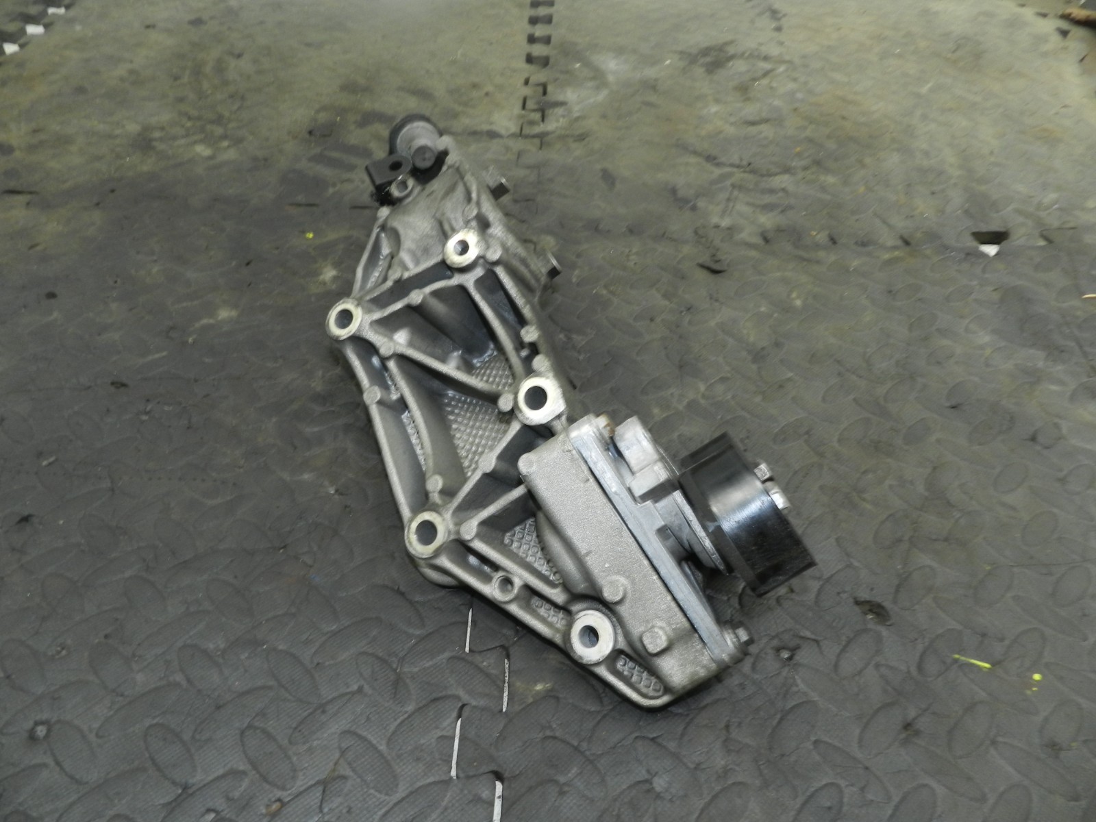 180. 2018 RENAULT KOLEOS MK2. ENGINE MOUNT FRAME PULLEYS - Image 3
