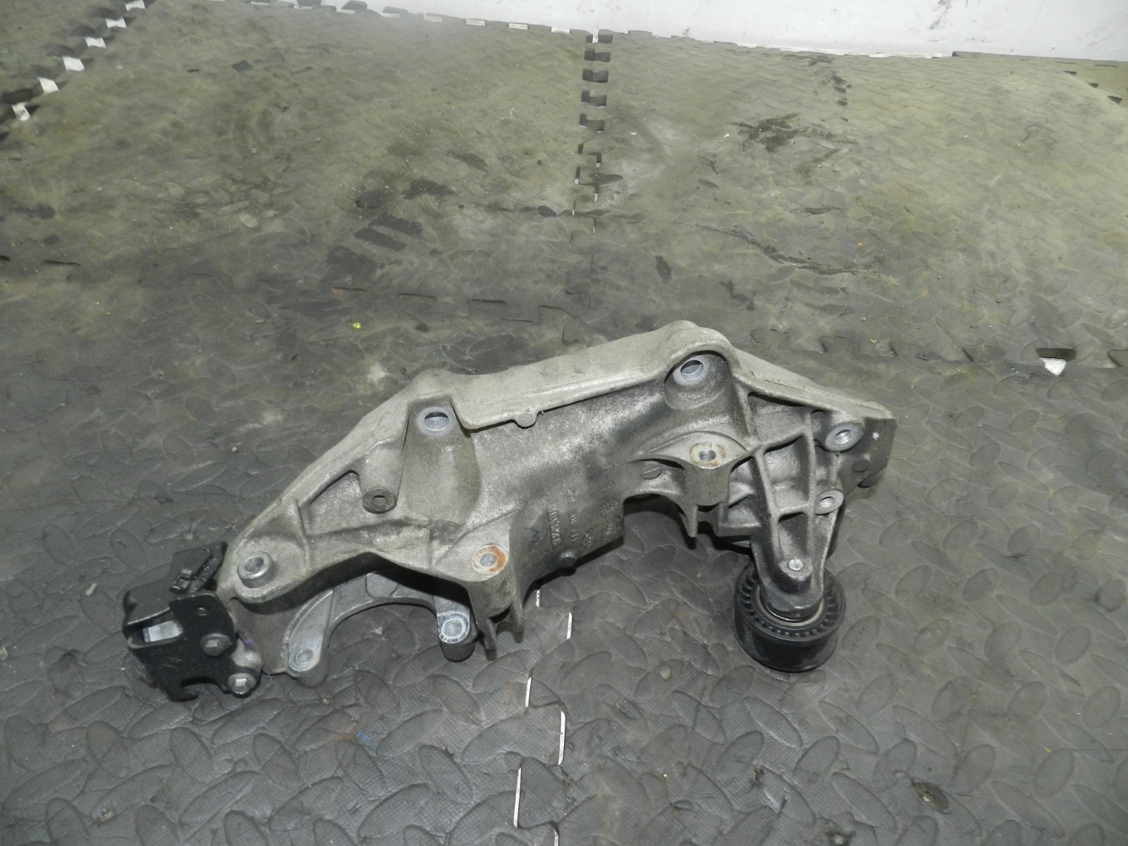 180. 2018 RENAULT KOLEOS MK2. ENGINE MOUNT FRAME PULLEYS - Image 4