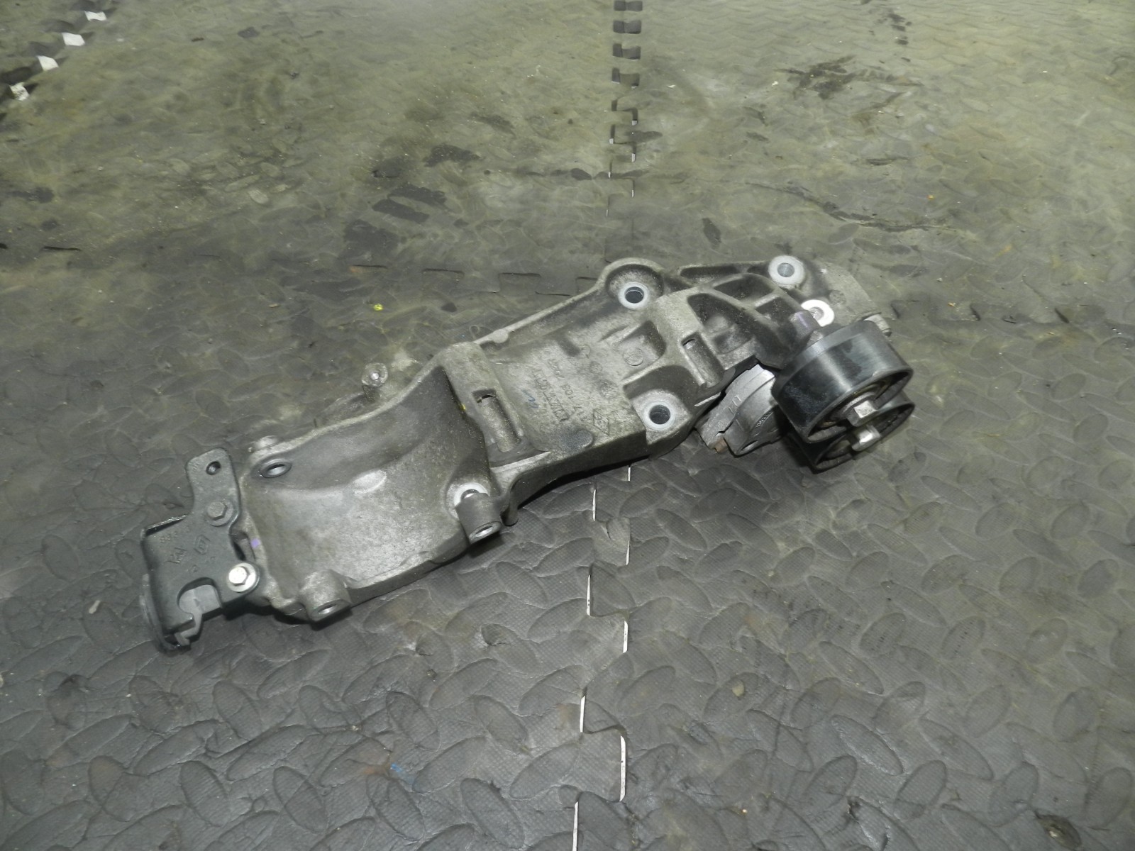 180. 2018 RENAULT KOLEOS MK2. ENGINE MOUNT FRAME PULLEYS - Image 5