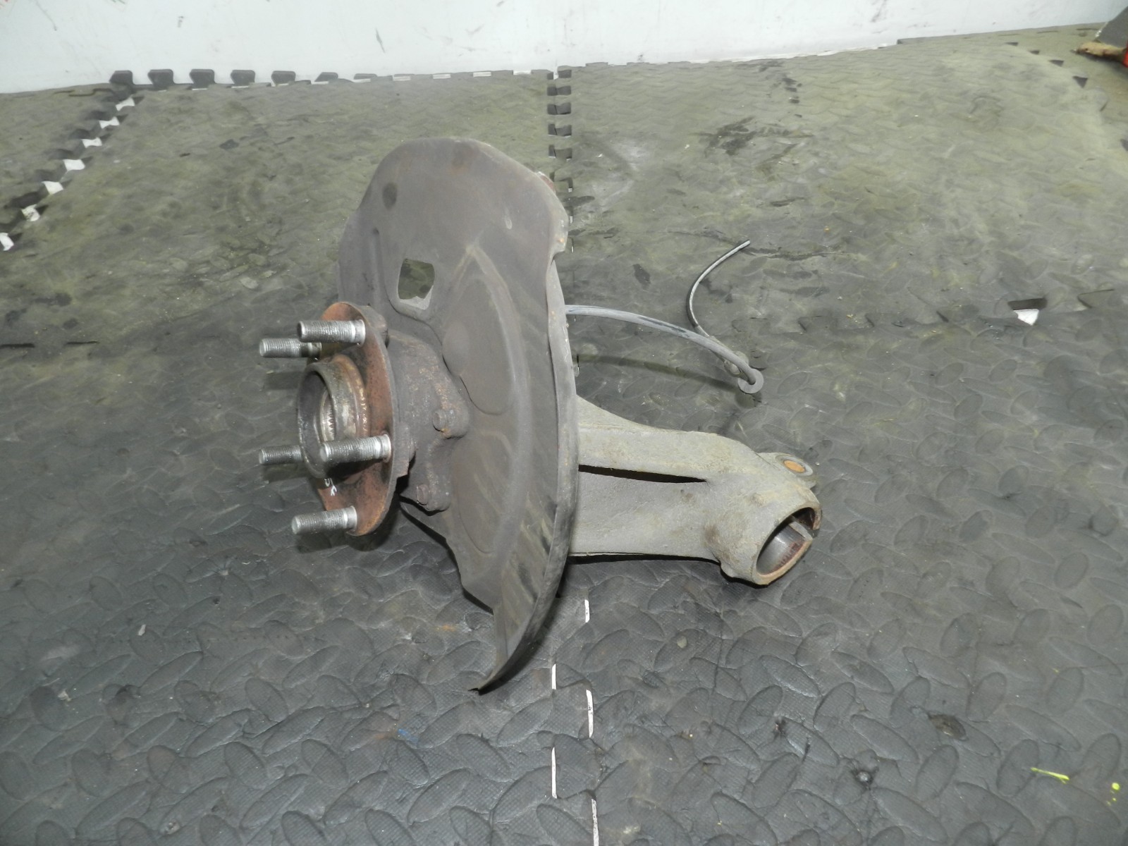 180. 2018 RENAULT KOLEOS MK2. DRIVER SIDE FRONT WHEEL HUB STUB AXLE - Image 2