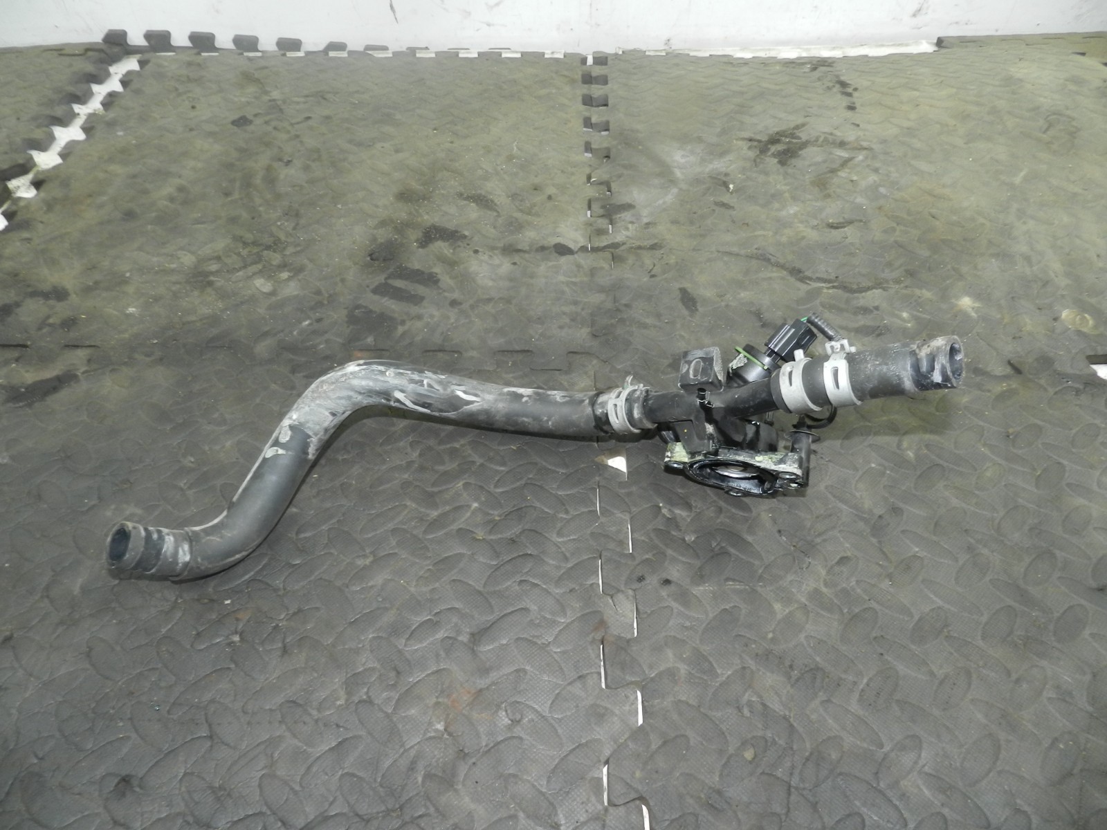 180. 2018 RENAULT KOLEOS MK2. COOLANT THERMOSTAT HOUSING + PIPE