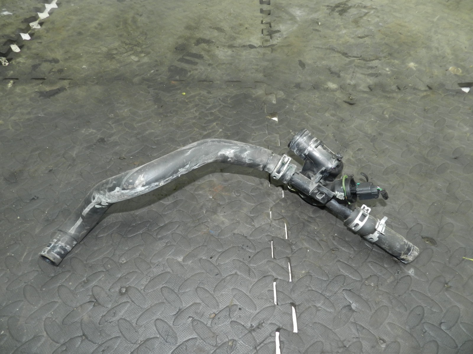 180. 2018 RENAULT KOLEOS MK2. COOLANT THERMOSTAT HOUSING + PIPE - Image 2