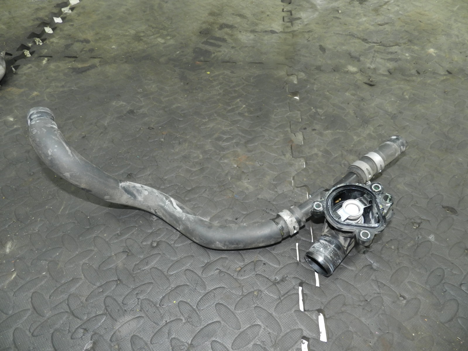 180. 2018 RENAULT KOLEOS MK2. COOLANT THERMOSTAT HOUSING + PIPE - Image 3