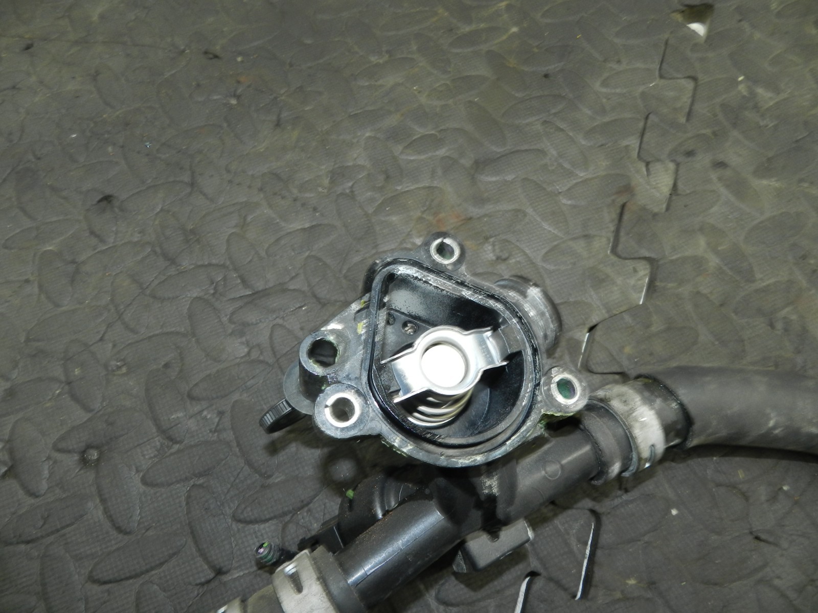 180. 2018 RENAULT KOLEOS MK2. COOLANT THERMOSTAT HOUSING + PIPE - Image 4