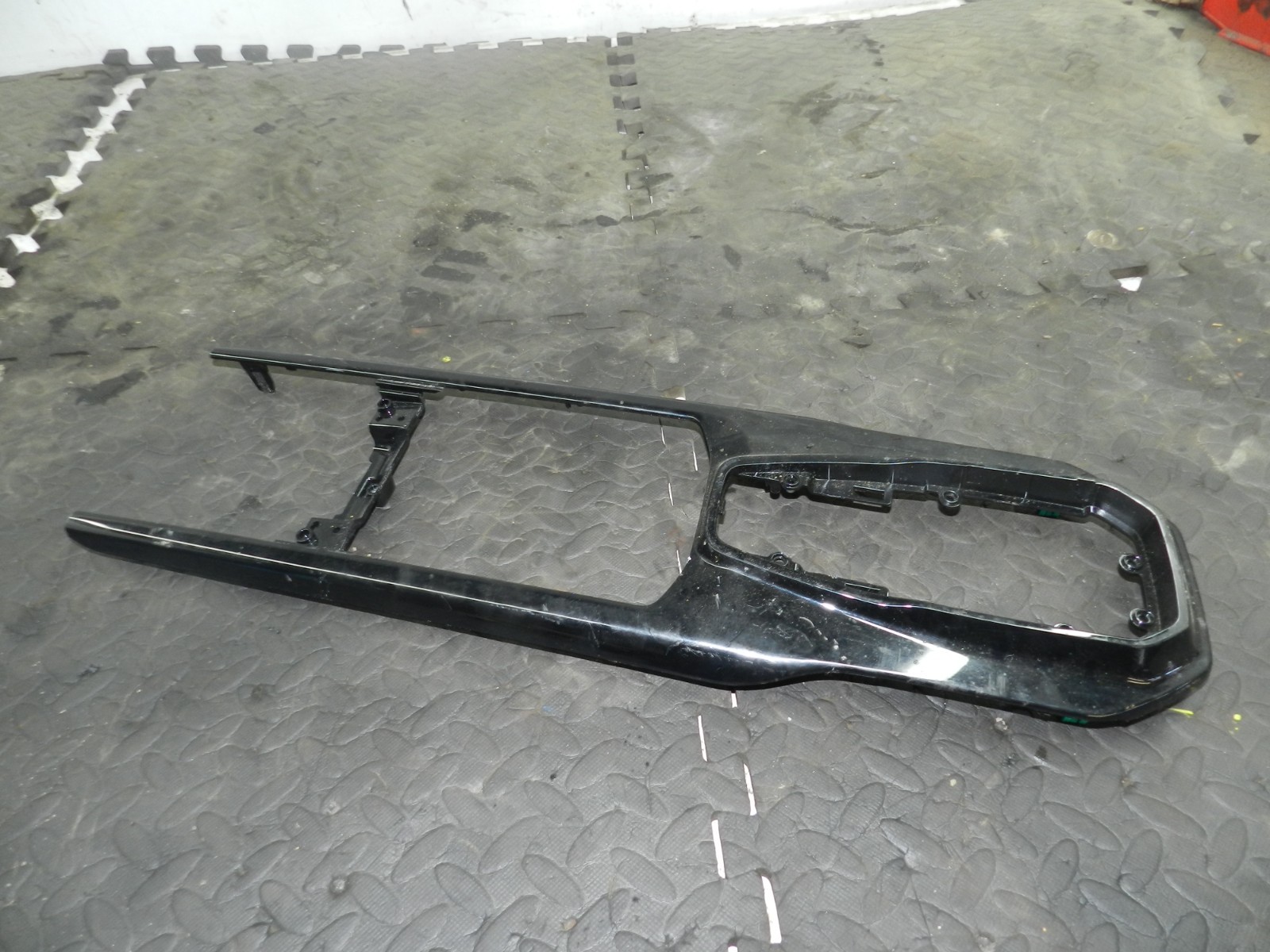 180. 2018 RENAULT KOLEOS MK2. CENTRE CONSOLE BLACK FRAME