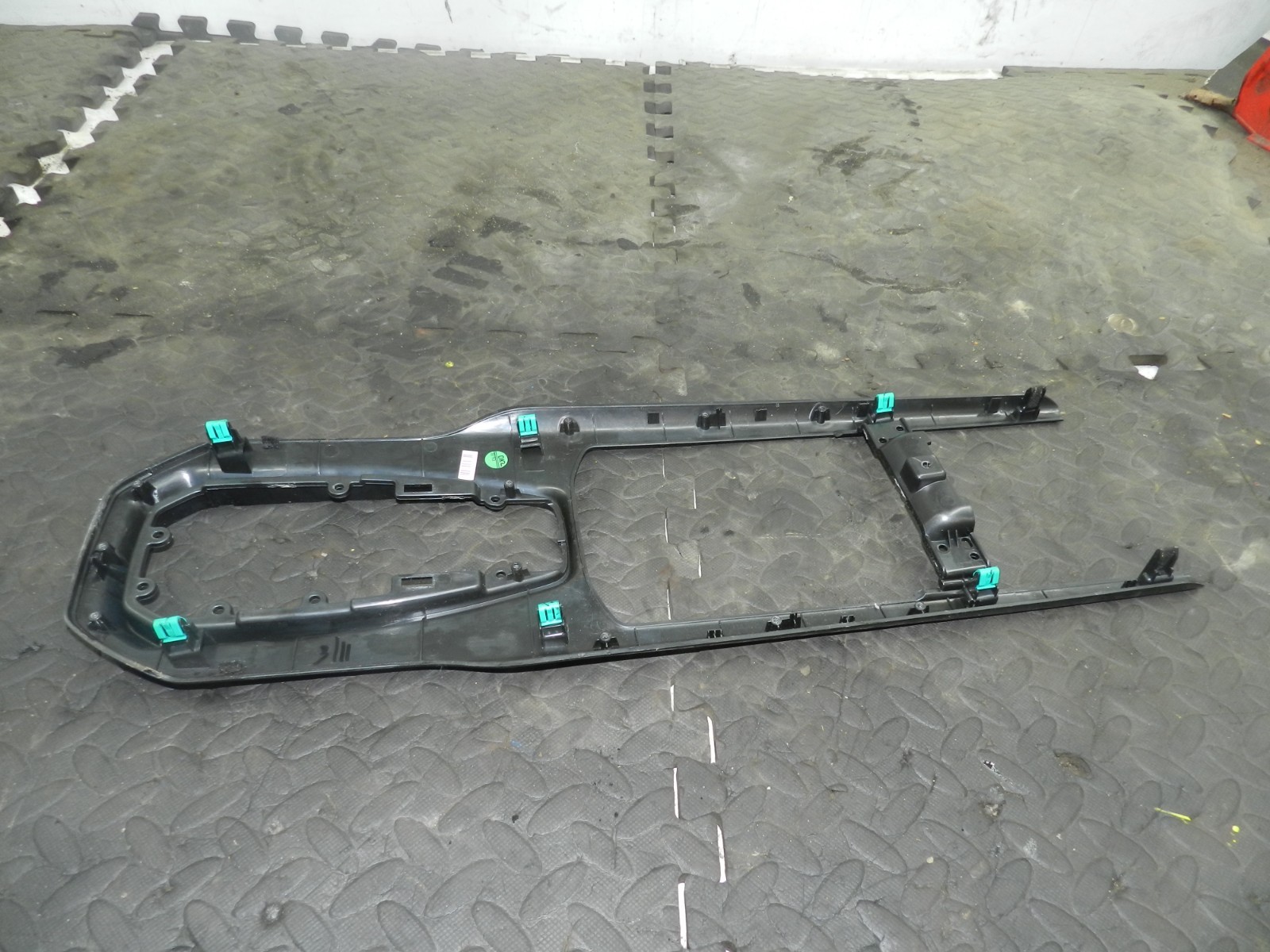 180. 2018 RENAULT KOLEOS MK2. CENTRE CONSOLE BLACK FRAME - Image 3